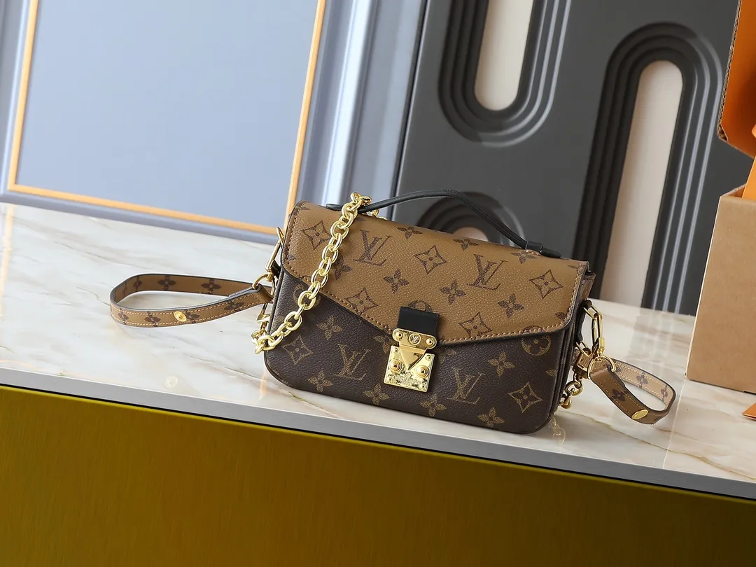 💰220💰M46279 This LV messenger bag comes in a small size. The East West Métis handbag adopts a fashionable shoulder school bag shape, which is full of trend. The compact bag is made from the brand's Monogram canvas, equipped with a chic S-lock closure and stylish top handles, and has a shiny polished surface. Versatile and spacious. The removable long shoulder strap makes it easy to carry on the shoulder or cross-body. It is a good companion for daily travel. Size 21.5x6x13.5cm