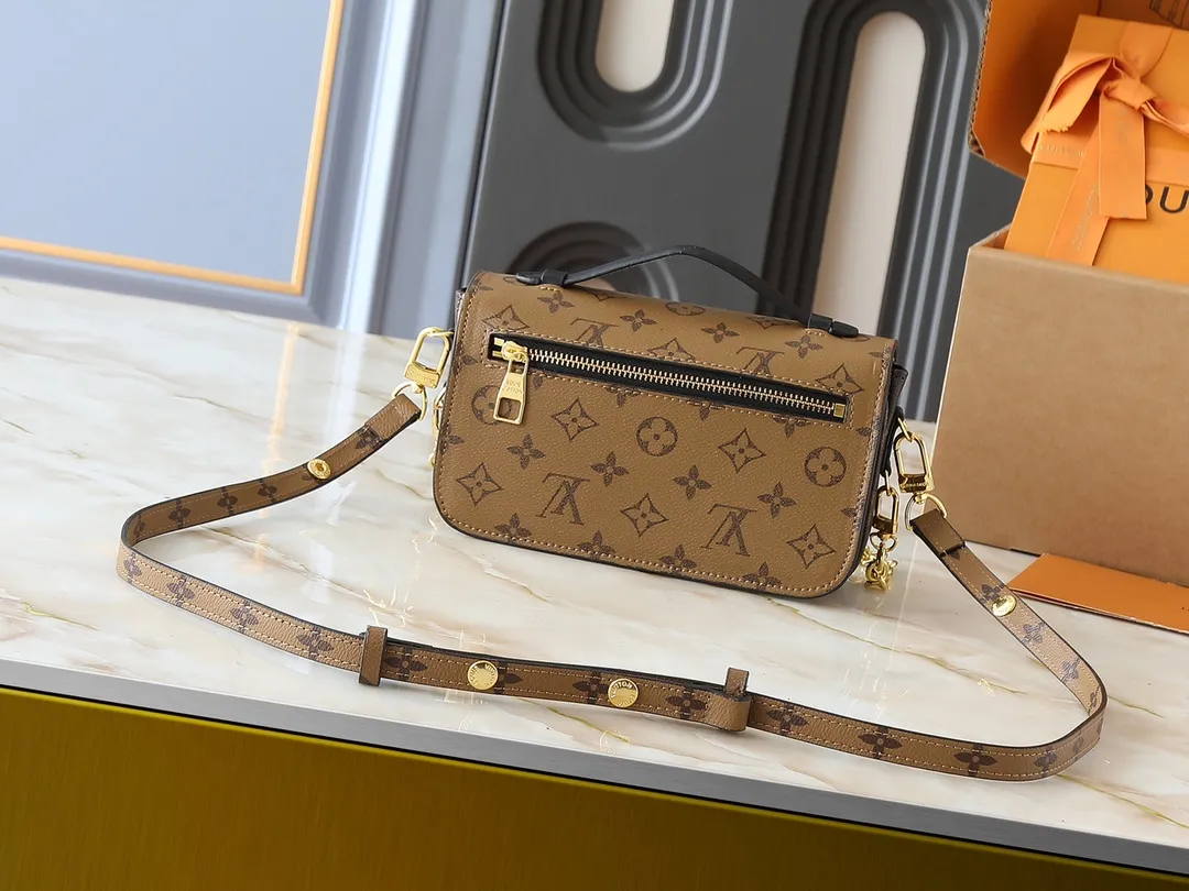 💰220💰M46279 This LV messenger bag comes in a small size. The East West Métis handbag adopts a fashionable shoulder school bag shape, which is full of trend. The compact bag is made from the brand's Monogram canvas, equipped with a chic S-lock closure and stylish top handles, and has a shiny polished surface. Versatile and spacious. The removable long shoulder strap makes it easy to carry on the shoulder or cross-body. It is a good companion for daily travel. Size 21.5x6x13.5cm