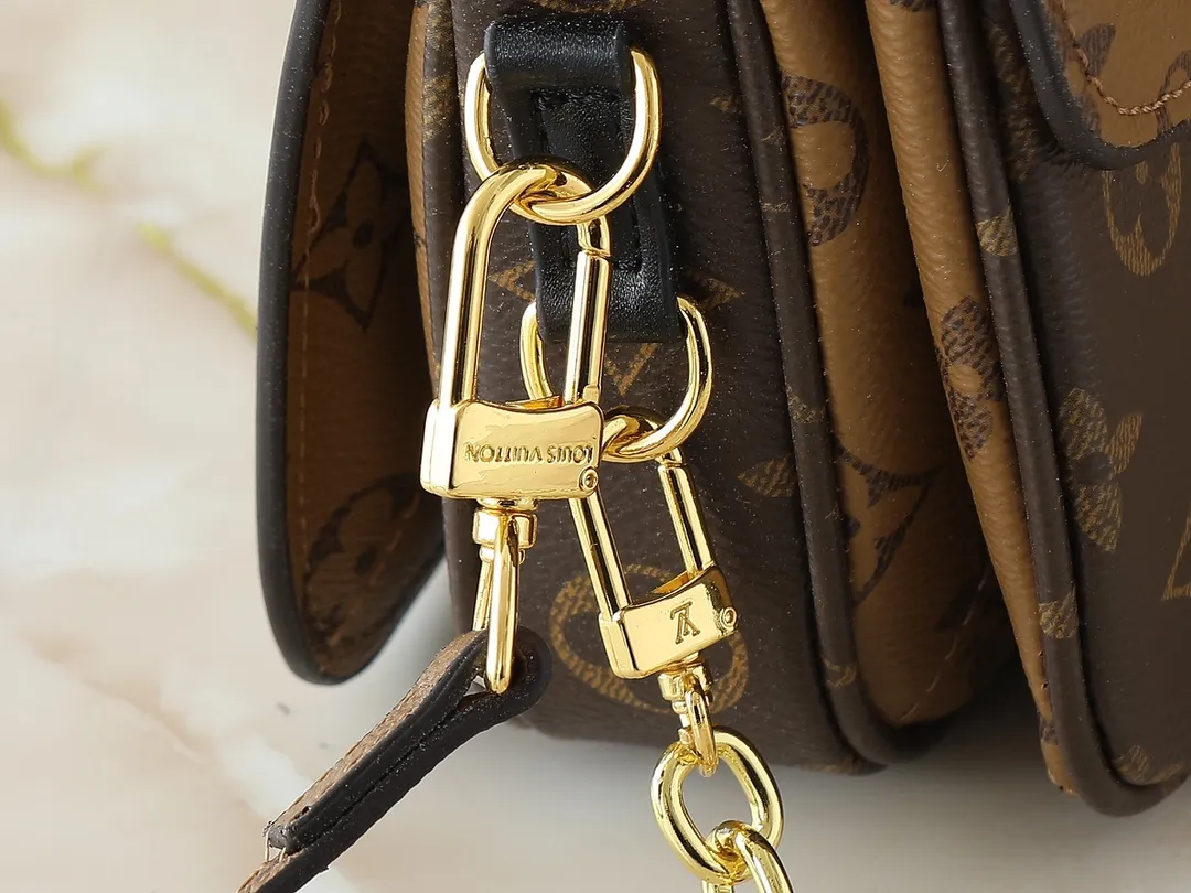 💰220💰M46279 This LV messenger bag comes in a small size. The East West Métis handbag adopts a fashionable shoulder school bag shape, which is full of trend. The compact bag is made from the brand's Monogram canvas, equipped with a chic S-lock closure and stylish top handles, and has a shiny polished surface. Versatile and spacious. The removable long shoulder strap makes it easy to carry on the shoulder or cross-body. It is a good companion for daily travel. Size 21.5x6x13.5cm