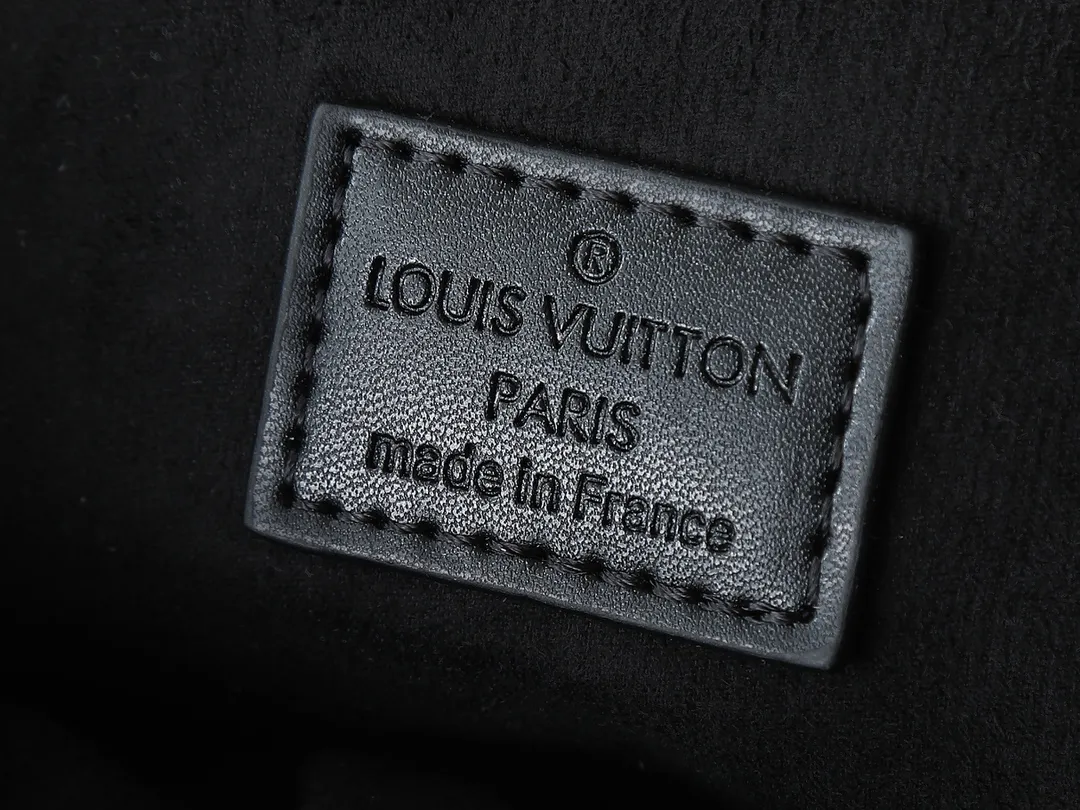 💰220💰M46279 This LV messenger bag comes in a small size. The East West Métis handbag adopts a fashionable shoulder school bag shape, which is full of trend. The compact bag is made from the brand's Monogram canvas, equipped with a chic S-lock closure and stylish top handles, and has a shiny polished surface. Versatile and spacious. The removable long shoulder strap makes it easy to carry on the shoulder or cross-body. It is a good companion for daily travel. Size 21.5x6x13.5cm