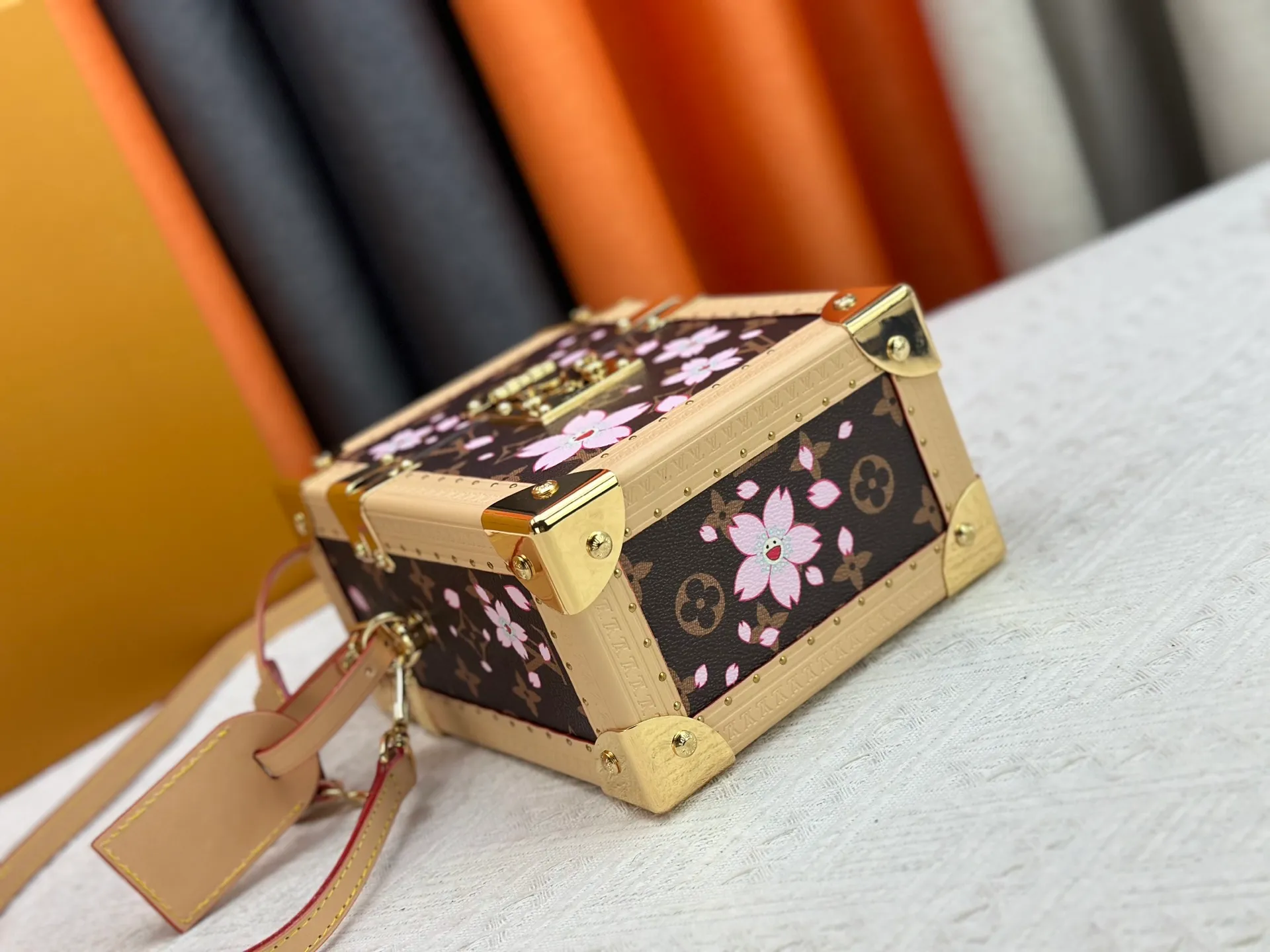 P620 upgraded version [Camera Box Hard Case Handbag] Presbyopia/Sakura (Takashi Murakami) replica M14173 M10079 This Camera Box handbag happily joins the Louis Vuitton x Murakami series, incorporating new details into the Monogram coated canvas, and paying tribute to the brand's classic hard case with a slender silhouette. The Cherry Blossom pattern reflects the bright brushstrokes of the Japanese artist, and cowhide leather trim and dazzling hardware complete the look. 21.5 x 10.5 x 17.5 cm (height x width x length)
