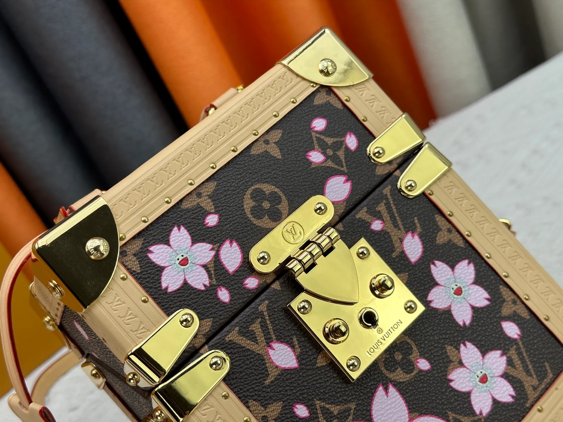 P620 upgraded version [Camera Box Hard Case Handbag] Presbyopia/Sakura (Takashi Murakami) replica M14173 M10079 This Camera Box handbag happily joins the Louis Vuitton x Murakami series, incorporating new details into the Monogram coated canvas, and paying tribute to the brand's classic hard case with a slender silhouette. The Cherry Blossom pattern reflects the bright brushstrokes of the Japanese artist, and cowhide leather trim and dazzling hardware complete the look. 21.5 x 10.5 x 17.5 cm (height x width x length)