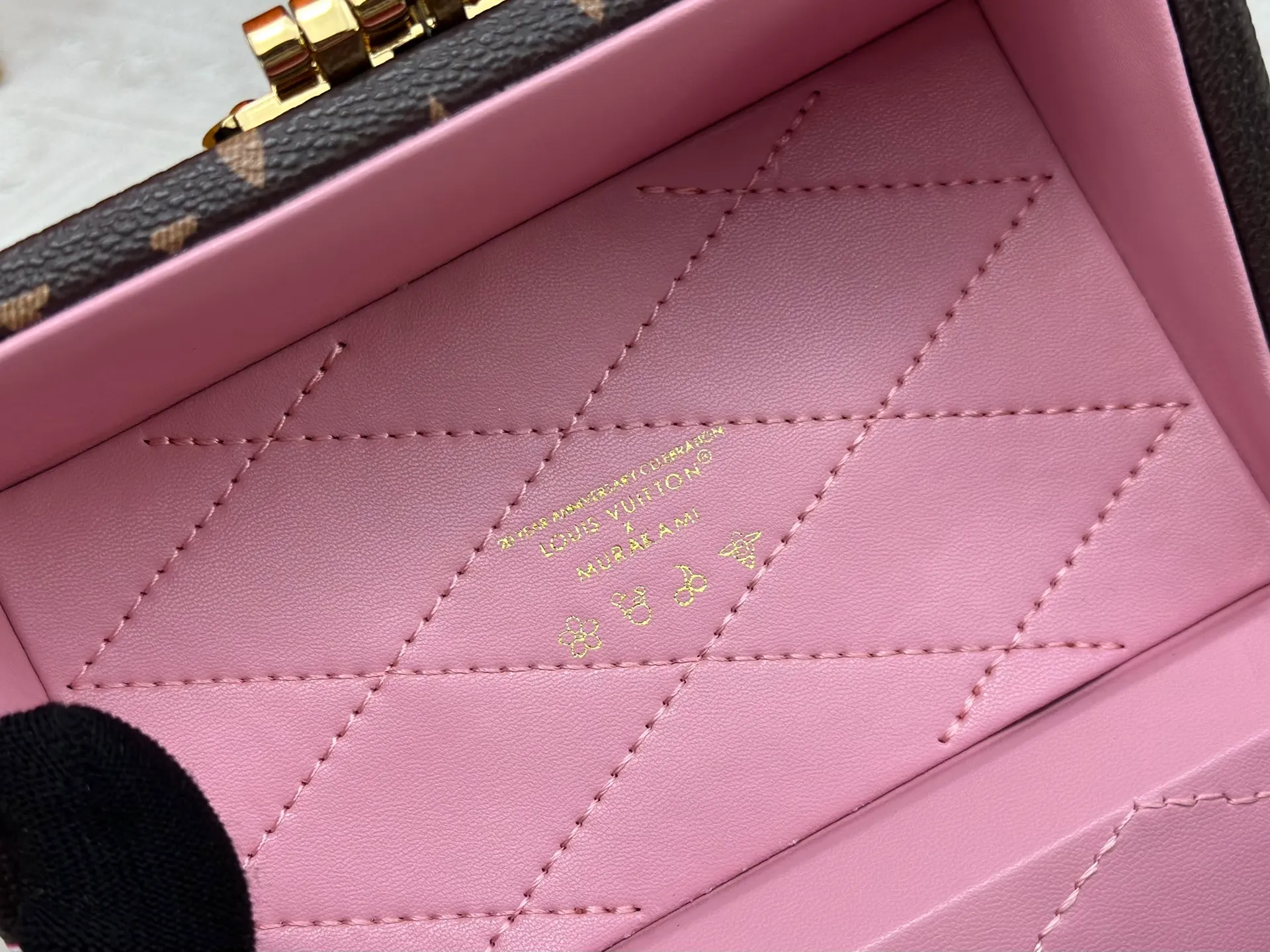 P620 upgraded version [Camera Box Hard Case Handbag] Presbyopia/Sakura (Takashi Murakami) replica M14173 M10079 This Camera Box handbag happily joins the Louis Vuitton x Murakami series, incorporating new details into the Monogram coated canvas, and paying tribute to the brand's classic hard case with a slender silhouette. The Cherry Blossom pattern reflects the bright brushstrokes of the Japanese artist, and cowhide leather trim and dazzling hardware complete the look. 21.5 x 10.5 x 17.5 cm (height x width x length)