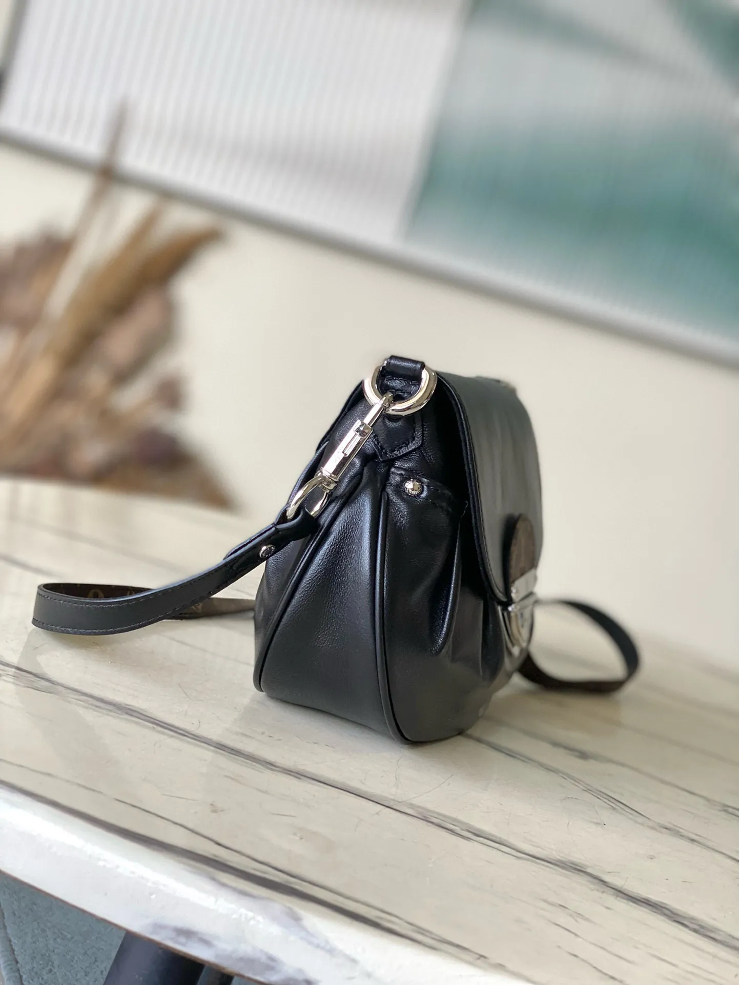 💰1140 (top layer leather) top original order M12192 shows the brand’s elegance with a new series and launches the Sunset Vibe handbag. Yingze sheep leather, Monogram canvas elements and LV buckles jointly create a retro style. The pocket design is convenient for storing travel needs, and the detachable shoulder strap allows for a variety of carrying methods. Dimensions: 27 × 18 × 3 cm