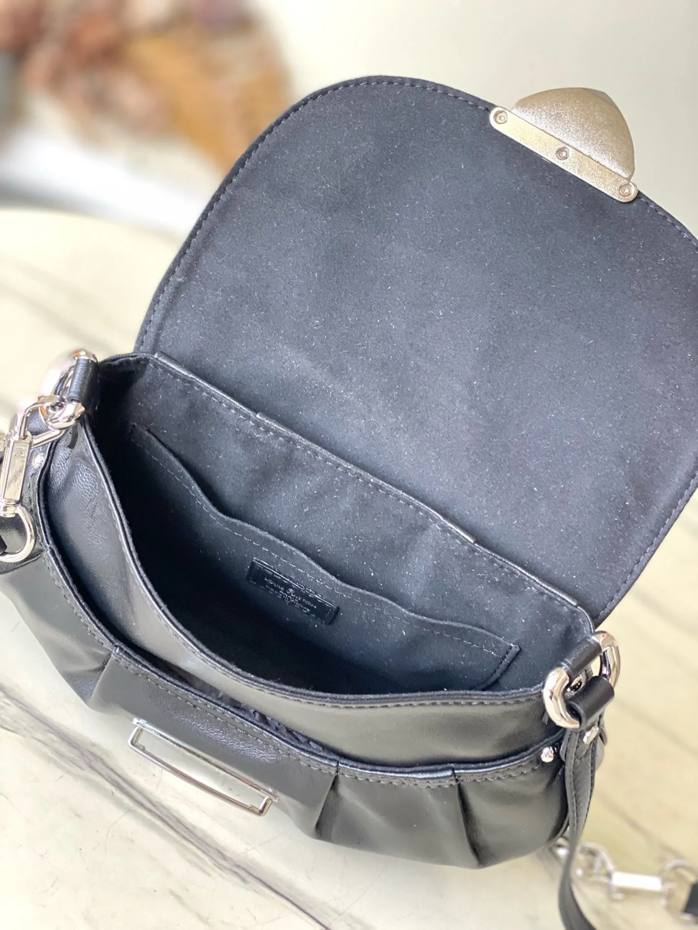 💰1140 (top layer leather) top original order M12192 shows the brand’s elegance with a new series and launches the Sunset Vibe handbag. Yingze sheep leather, Monogram canvas elements and LV buckles jointly create a retro style. The pocket design is convenient for storing travel needs, and the detachable shoulder strap allows for a variety of carrying methods. Dimensions: 27 × 18 × 3 cm