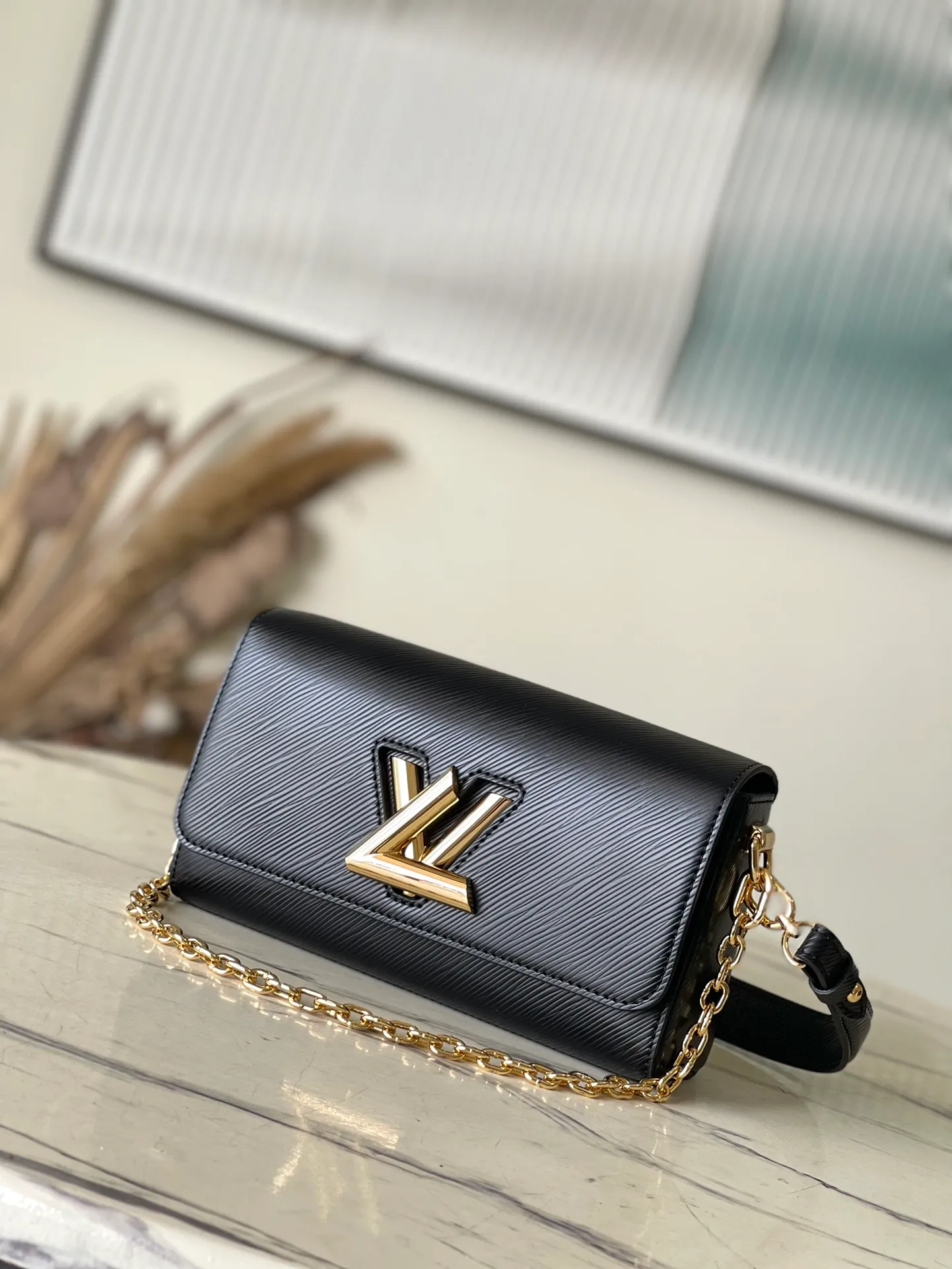 💰1140 (top-grain leather) top original order M24549 black This Twist West handbag has a slender configuration, giving the classic design a new-season coolness. Epi leather is dip-dyed in modern colors, and LV Twist twist locks highlight the brand's identity. Comes with detachable shoulder strap and chain. Carry your daily essentials in a variety of ways. Dimensions: 23.5 × 12 × 7 cm