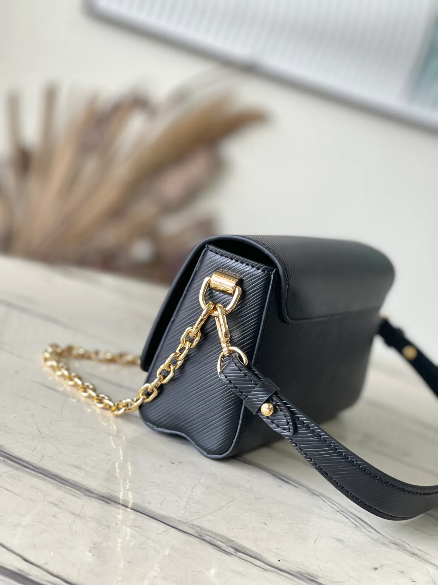 💰1140 (top-grain leather) top original order M24549 black This Twist West handbag has a slender configuration, giving the classic design a new-season coolness. Epi leather is dip-dyed in modern colors, and LV Twist twist locks highlight the brand's identity. Comes with detachable shoulder strap and chain. Carry your daily essentials in a variety of ways. Dimensions: 23.5 × 12 × 7 cm