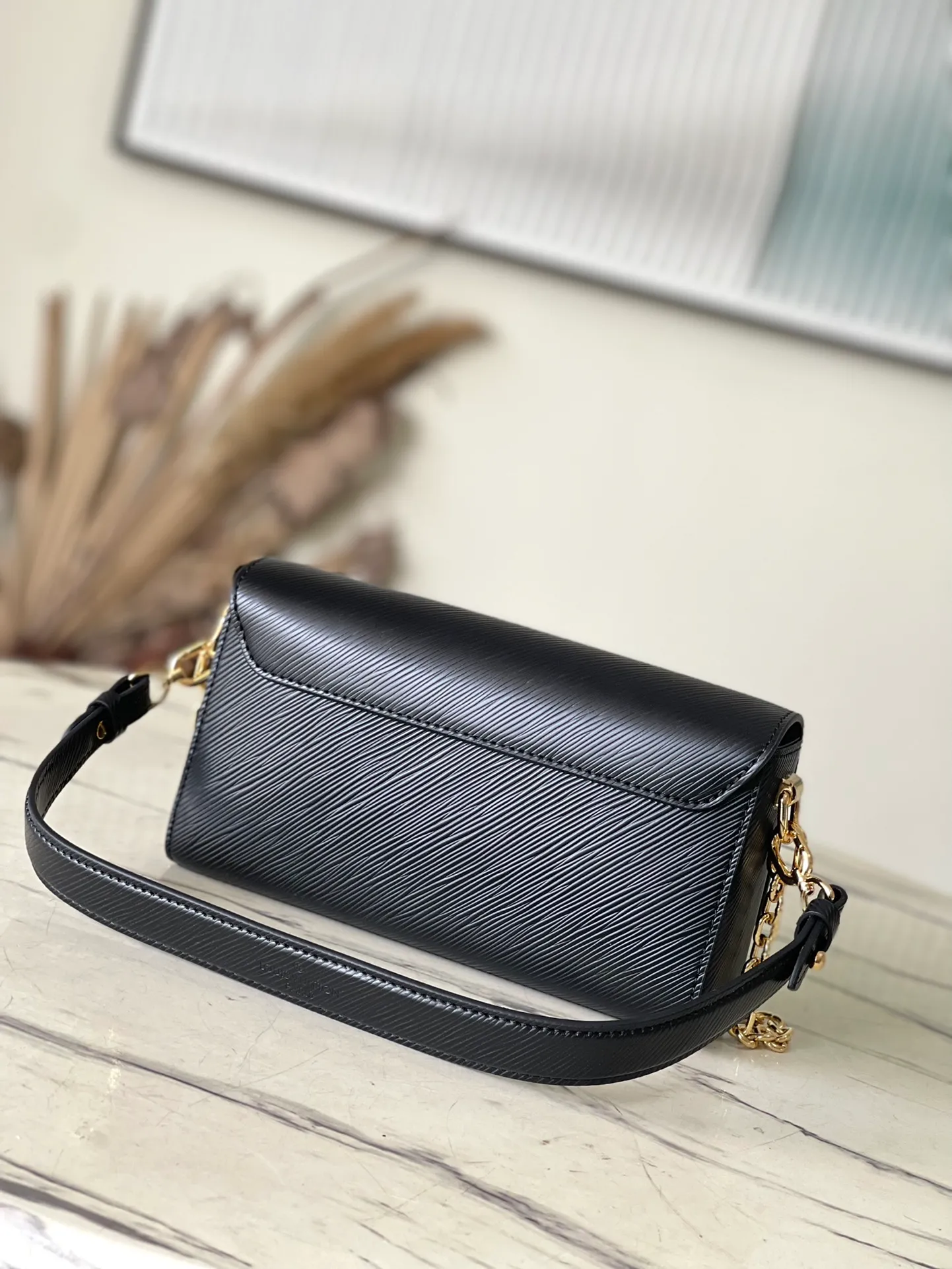 💰1140 (top-grain leather) top original order M24549 black This Twist West handbag has a slender configuration, giving the classic design a new-season coolness. Epi leather is dip-dyed in modern colors, and LV Twist twist locks highlight the brand's identity. Comes with detachable shoulder strap and chain. Carry your daily essentials in a variety of ways. Dimensions: 23.5 × 12 × 7 cm