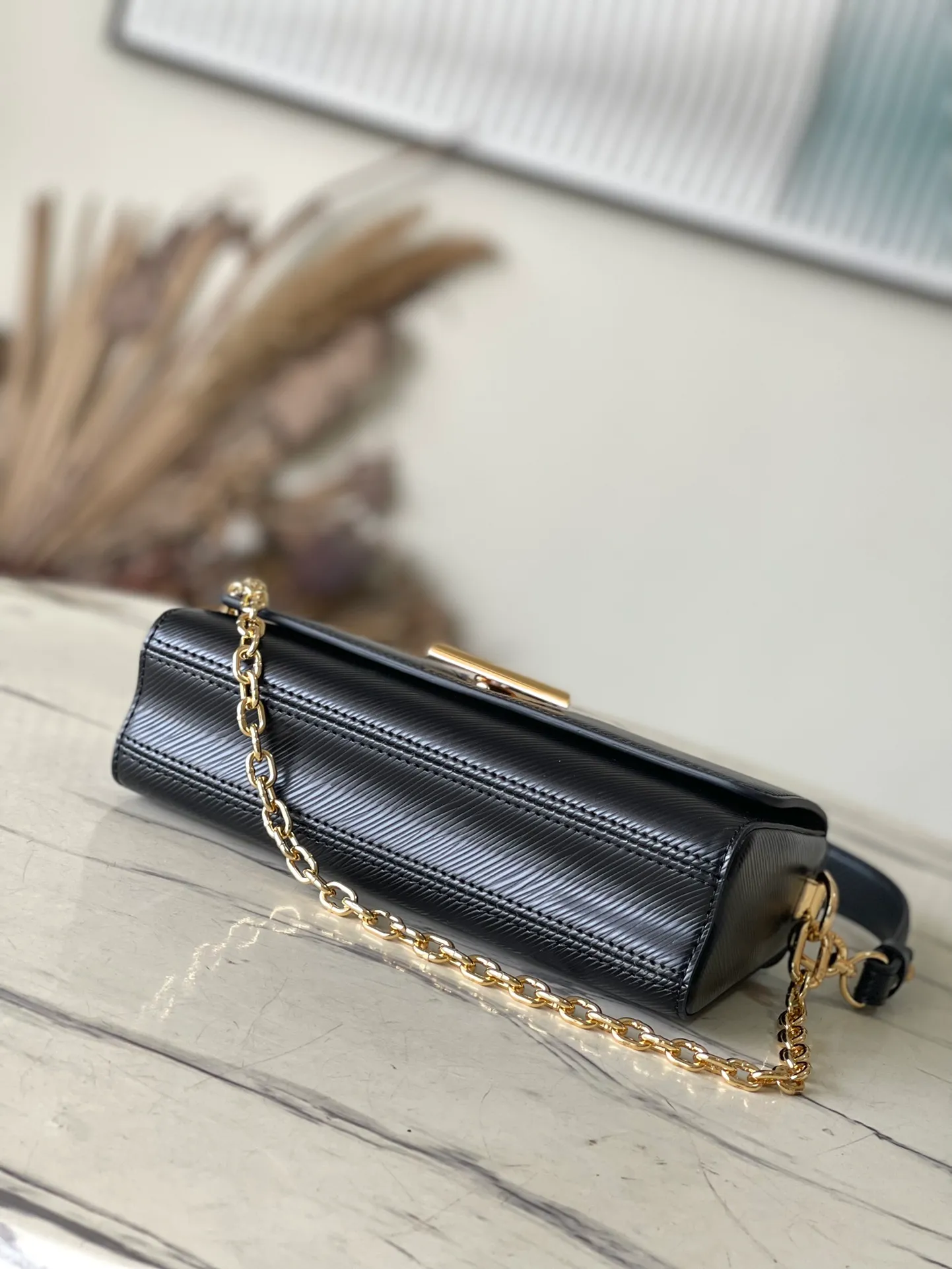 💰1140 (top-grain leather) top original order M24549 black This Twist West handbag has a slender configuration, giving the classic design a new-season coolness. Epi leather is dip-dyed in modern colors, and LV Twist twist locks highlight the brand's identity. Comes with detachable shoulder strap and chain. Carry your daily essentials in a variety of ways. Dimensions: 23.5 × 12 × 7 cm