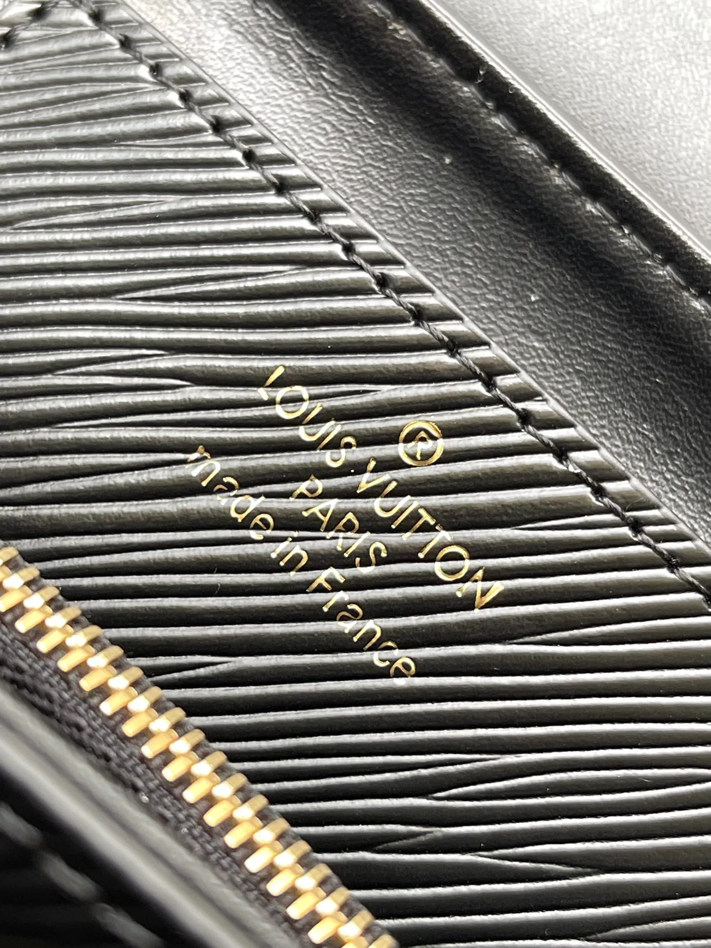 💰1140 (top-grain leather) top original order M24549 black This Twist West handbag has a slender configuration, giving the classic design a new-season coolness. Epi leather is dip-dyed in modern colors, and LV Twist twist locks highlight the brand's identity. Comes with detachable shoulder strap and chain. Carry your daily essentials in a variety of ways. Dimensions: 23.5 × 12 × 7 cm
