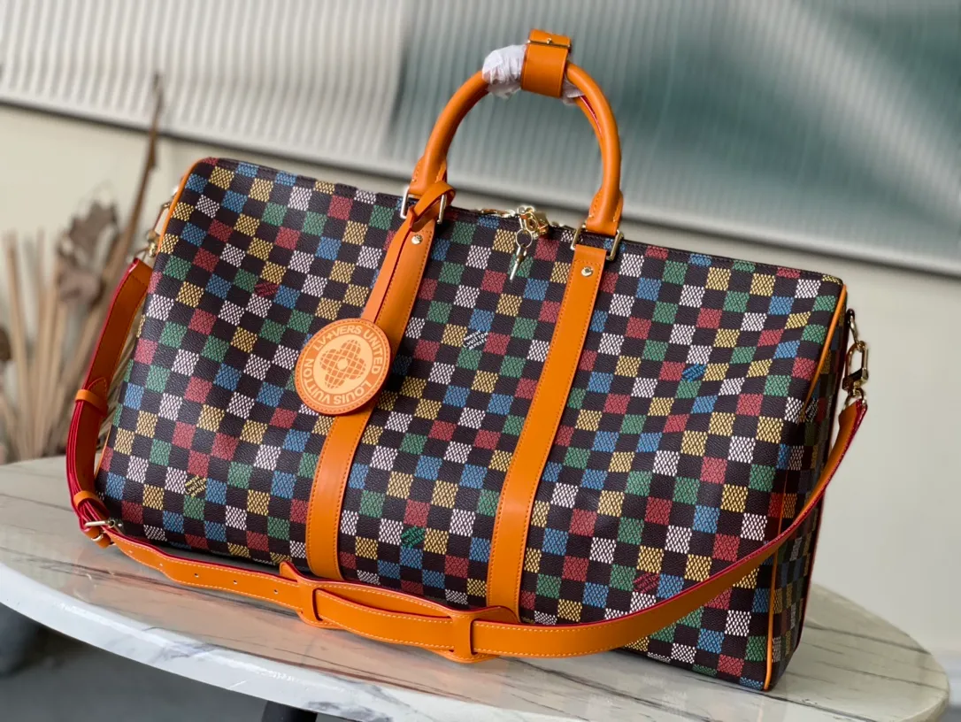 💰1220 Top Original Order N00170 Keepall 50 Monogram Crystals handbag is made of glossy silk base, printed with Monogram pattern, and decorated with tens of thousands of imitation crystals, harmoniously integrated with the body of the bag, making it sparkle charmingly under the light. This great bag can be carried by hand or transformed into a shoulder bag with the removable and adjustable shoulder strap. Dimensions: 50 × 29 × 23 cm