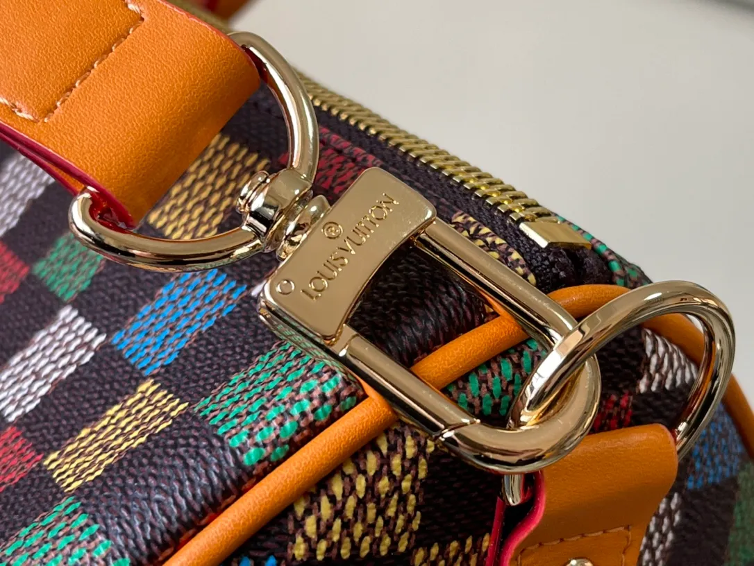 💰1220 Top Original Order N00170 Keepall 50 Monogram Crystals handbag is made of glossy silk base, printed with Monogram pattern, and decorated with tens of thousands of imitation crystals, harmoniously integrated with the body of the bag, making it sparkle charmingly under the light. This great bag can be carried by hand or transformed into a shoulder bag with the removable and adjustable shoulder strap. Dimensions: 50 × 29 × 23 cm