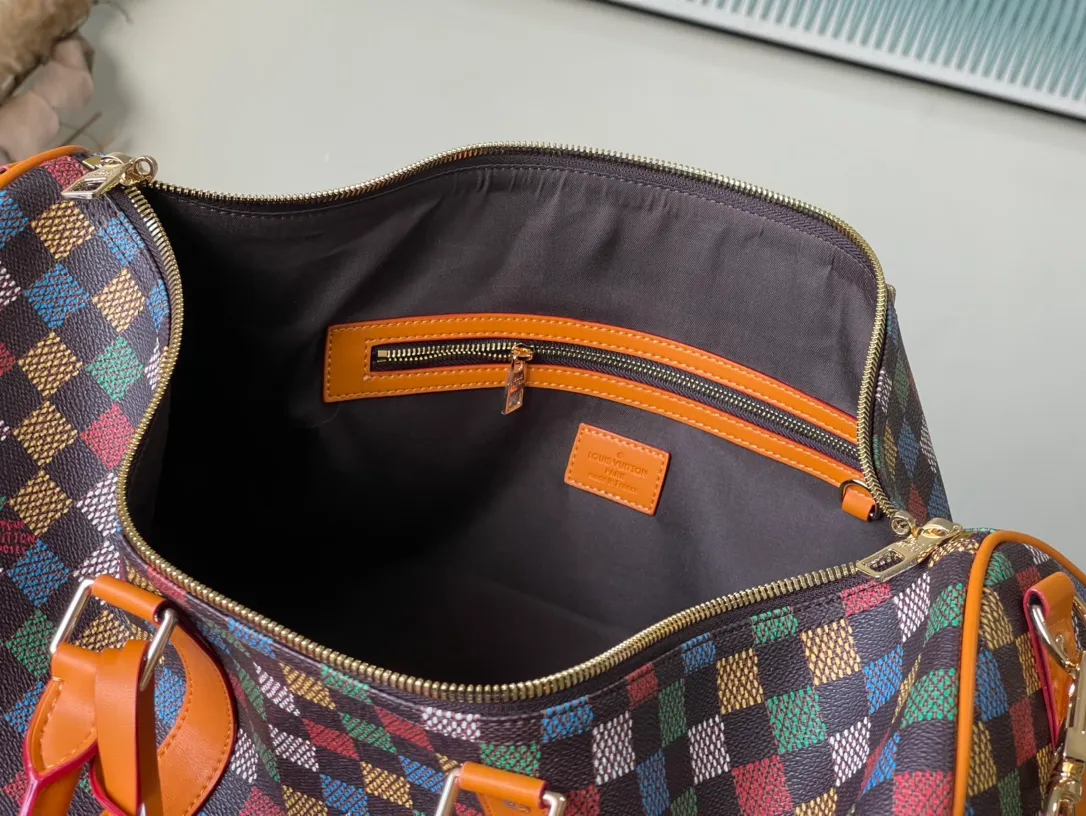 💰1220 Top Original Order N00170 Keepall 50 Monogram Crystals handbag is made of glossy silk base, printed with Monogram pattern, and decorated with tens of thousands of imitation crystals, harmoniously integrated with the body of the bag, making it sparkle charmingly under the light. This great bag can be carried by hand or transformed into a shoulder bag with the removable and adjustable shoulder strap. Dimensions: 50 × 29 × 23 cm