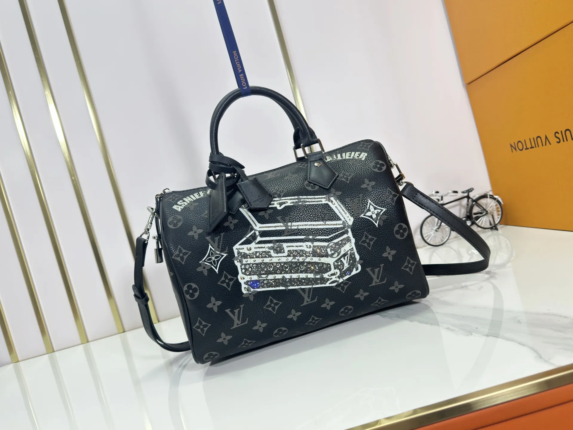 P320 upgraded original M26174 M26175 M26176 M26178 M26180 M24424 LV Speedy 30 Graffiti Pillow Bag Travel Bag Logo-level eye-catching texture and elegant temperament, casual and versatile, which is also the main reason why I bought it. With the soft and tender lambskin material, in short, it can handle various styles of commuting and leisure bags, and it is not a loss. Dimensions: 30×21x17