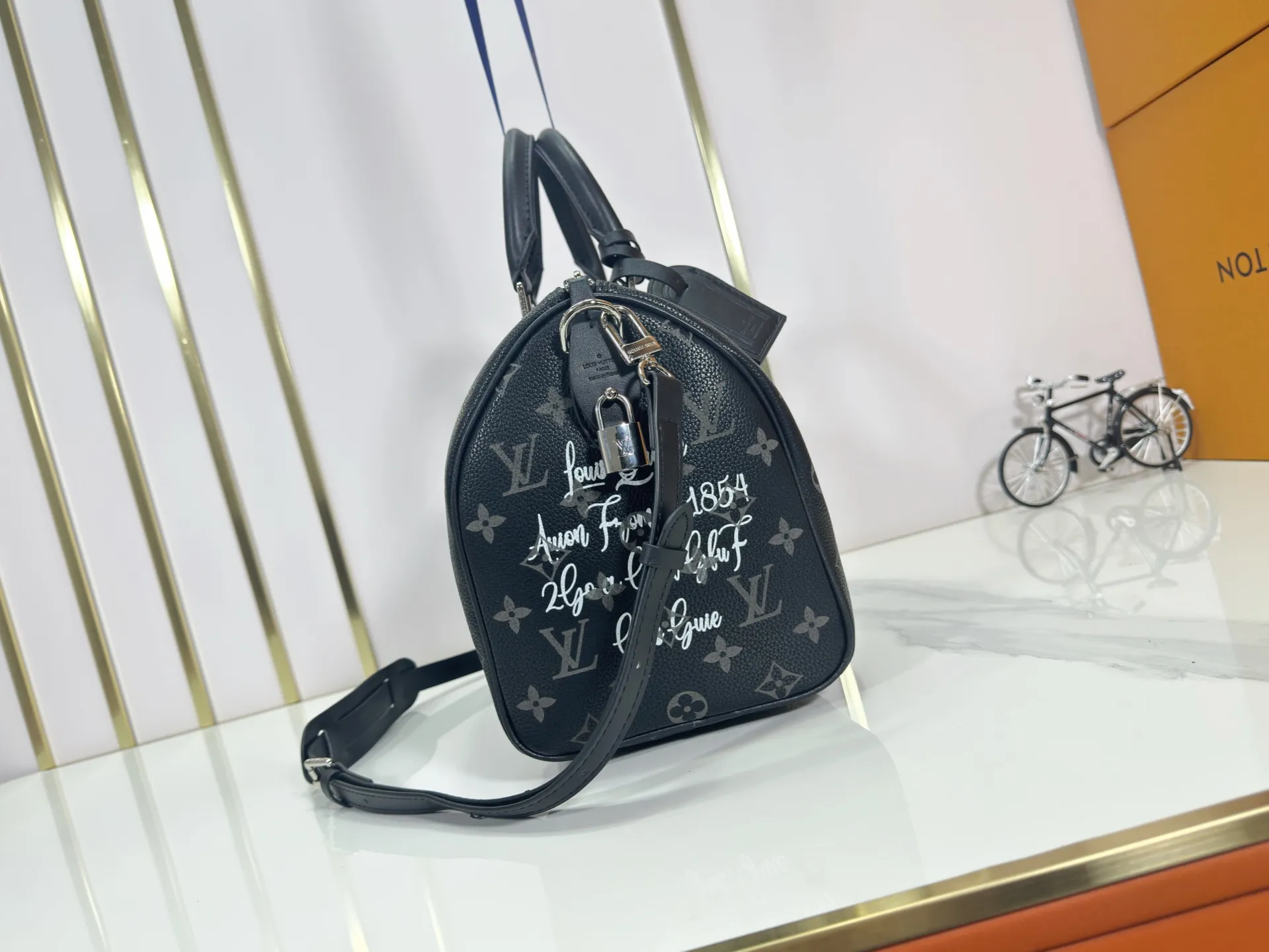P320 upgraded original M26174 M26175 M26176 M26178 M26180 M24424 LV Speedy 30 Graffiti Pillow Bag Travel Bag Logo-level eye-catching texture and elegant temperament, casual and versatile, which is also the main reason why I bought it. With the soft and tender lambskin material, in short, it can handle various styles of commuting and leisure bags, and it is not a loss. Dimensions: 30×21x17