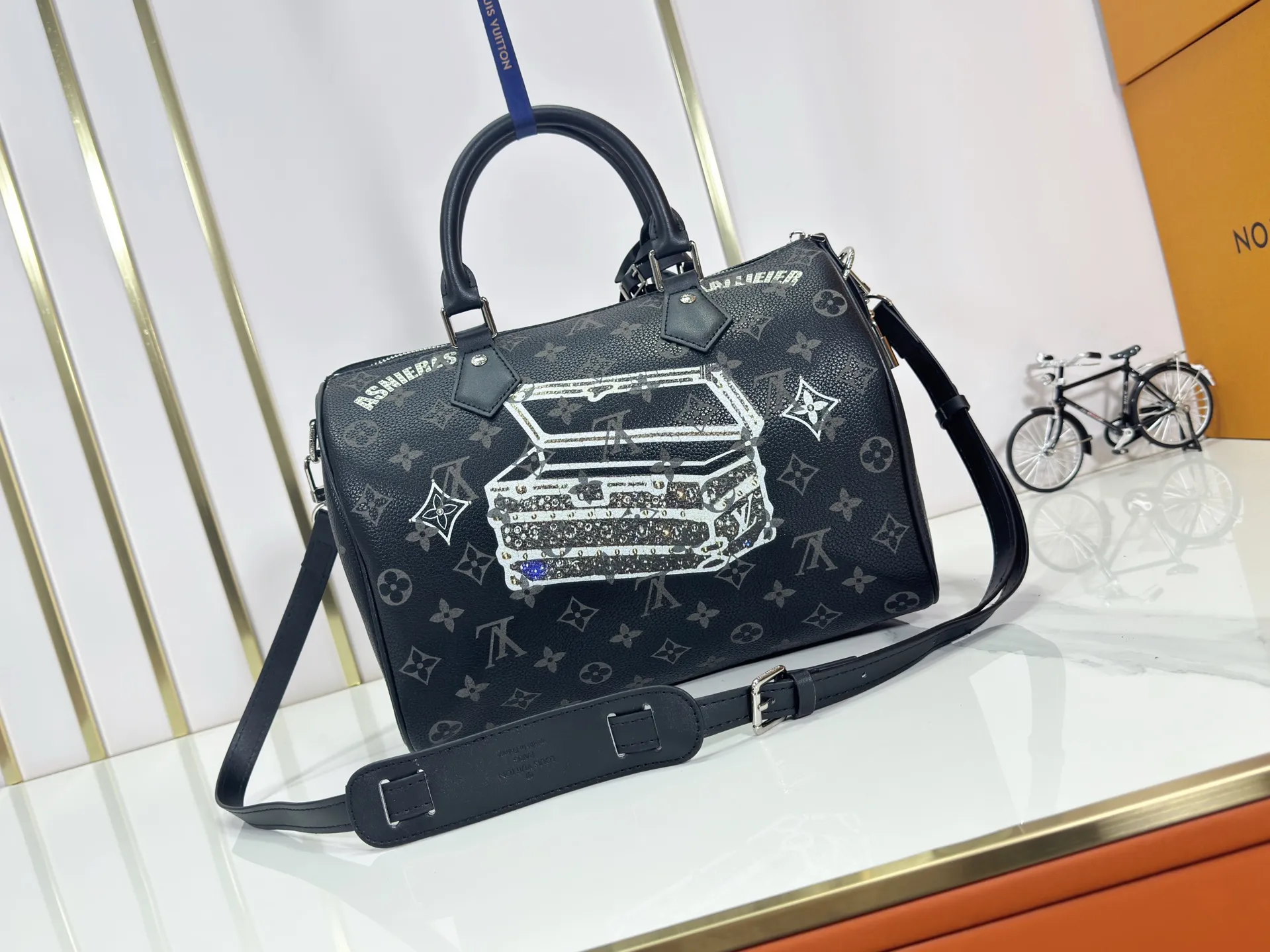P320 upgraded original M26174 M26175 M26176 M26178 M26180 M24424 LV Speedy 30 Graffiti Pillow Bag Travel Bag Logo-level eye-catching texture and elegant temperament, casual and versatile, which is also the main reason why I bought it. With the soft and tender lambskin material, in short, it can handle various styles of commuting and leisure bags, and it is not a loss. Dimensions: 30×21x17