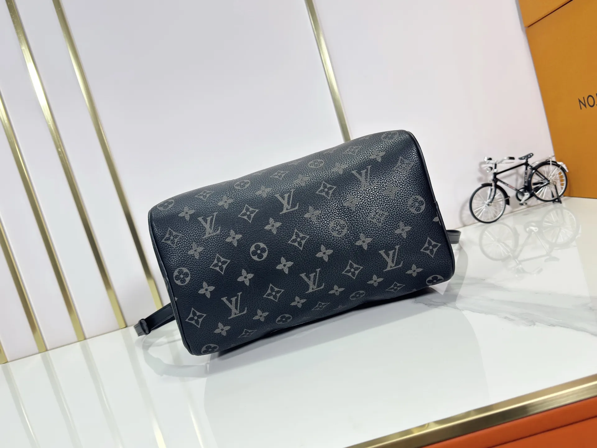P320 upgraded original M26174 M26175 M26176 M26178 M26180 M24424 LV Speedy 30 Graffiti Pillow Bag Travel Bag Logo-level eye-catching texture and elegant temperament, casual and versatile, which is also the main reason why I bought it. With the soft and tender lambskin material, in short, it can handle various styles of commuting and leisure bags, and it is not a loss. Dimensions: 30×21x17