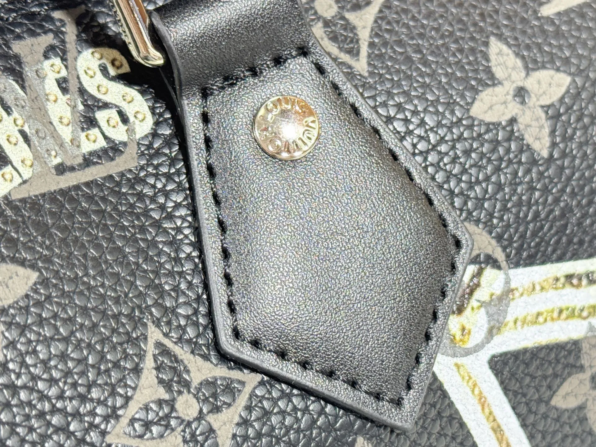 P320 upgraded original M26174 M26175 M26176 M26178 M26180 M24424 LV Speedy 30 Graffiti Pillow Bag Travel Bag Logo-level eye-catching texture and elegant temperament, casual and versatile, which is also the main reason why I bought it. With the soft and tender lambskin material, in short, it can handle various styles of commuting and leisure bags, and it is not a loss. Dimensions: 30×21x17