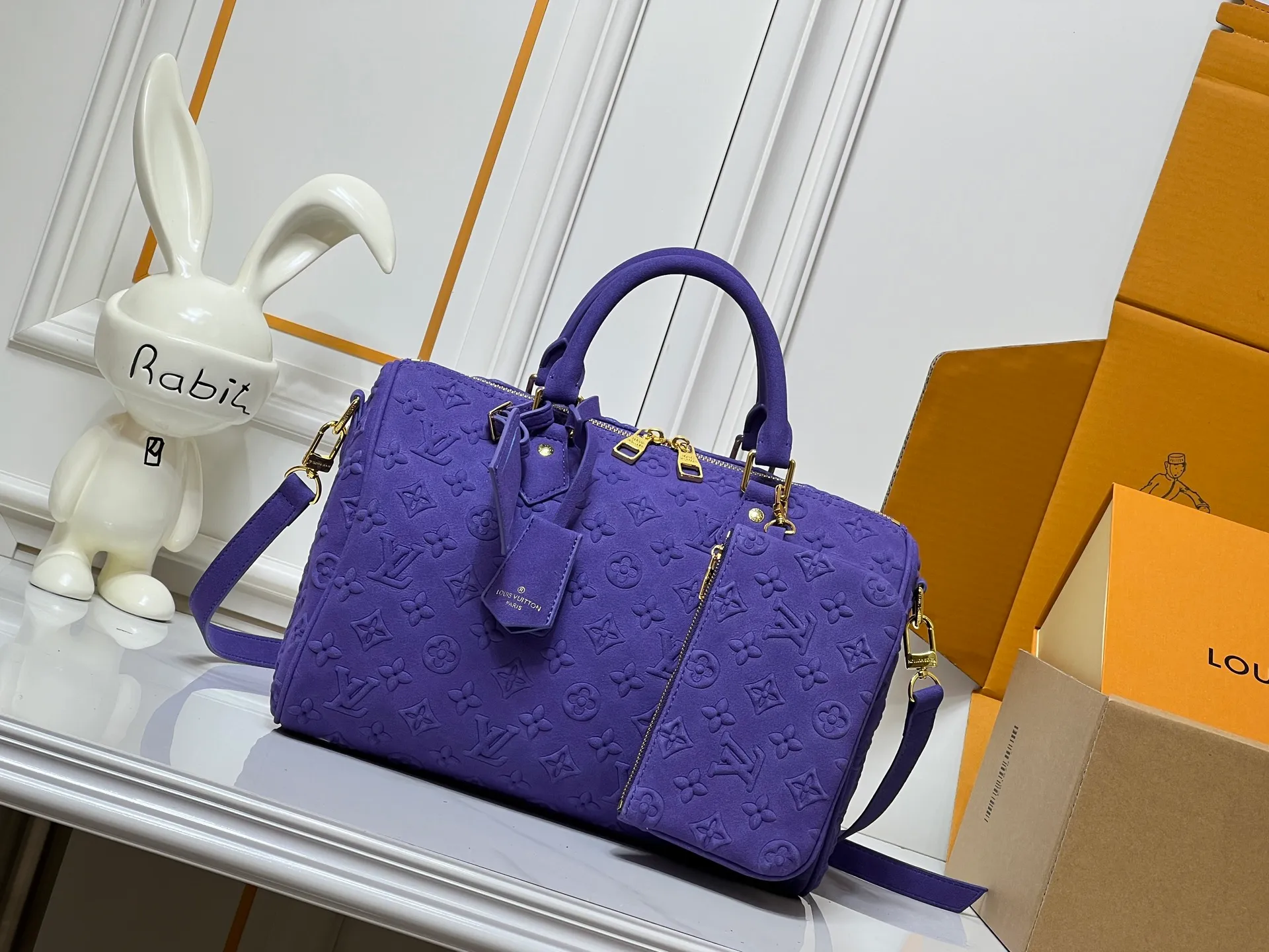 Batch 300💰M15225 M22853 M13344 Speedy Bandoulière 30 handbag Louis Vuitton's updated version of the classic Speedy series, crafted from gray embossed leather, fully engraved with the brand's iconic Monogram pattern, fully demonstrating the brand's heritage in texture. Equipped with golden metal accessories, it has a delicate handle and an adjustable shoulder strap, so it can be carried elegantly by hand or worn casually across the body. Built-in detachable coin purse blends practicality and design. From daily commuting to leisure travel, it combines classic bag shapes with modern materials to interpret the balance of French elegance and pragmatism. It is a fashionable item that highlights your individual taste. Dimensions: 30x18x17 cm