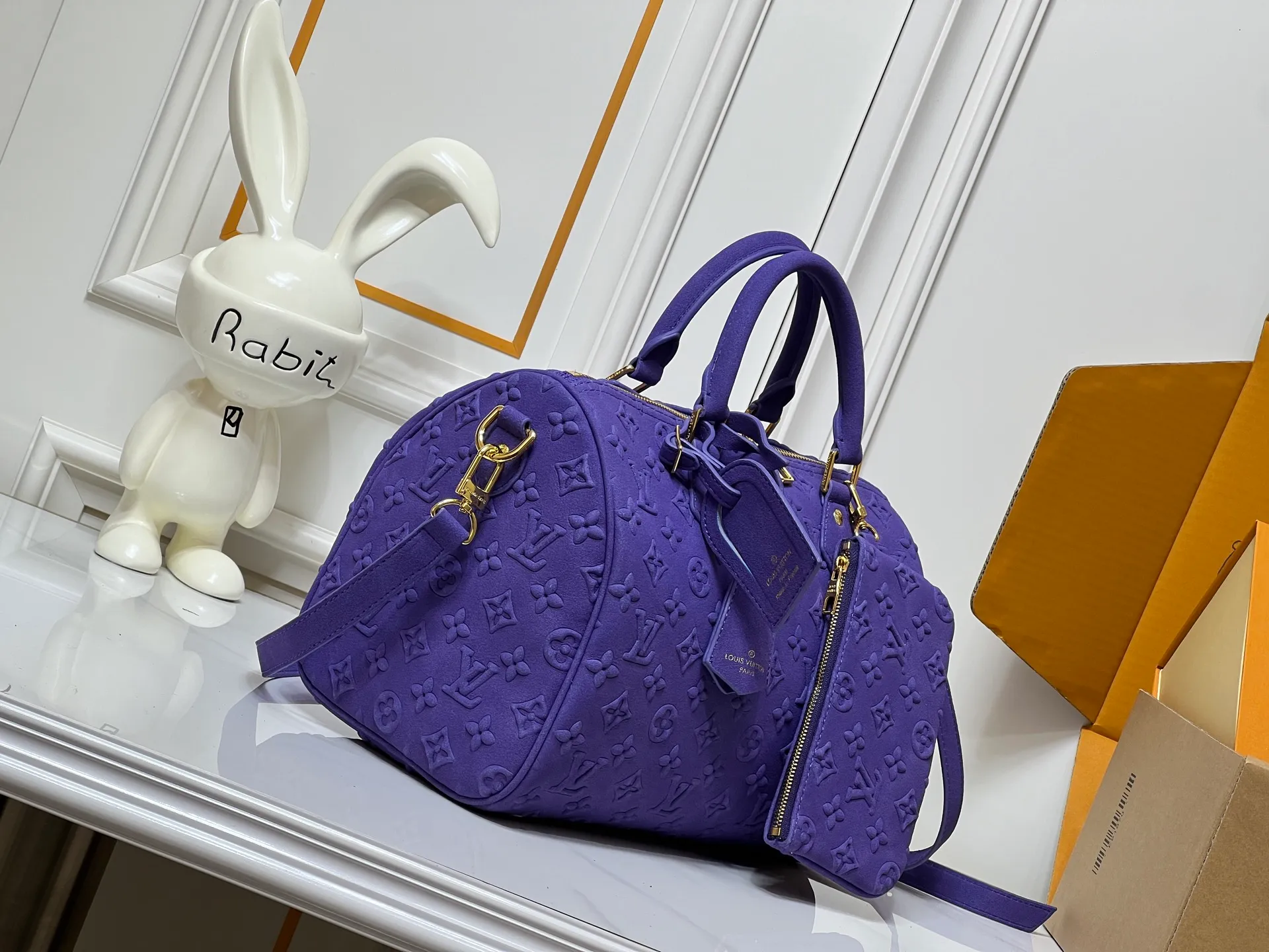 Batch 300💰M15225 M22853 M13344 Speedy Bandoulière 30 handbag Louis Vuitton's updated version of the classic Speedy series, crafted from gray embossed leather, fully engraved with the brand's iconic Monogram pattern, fully demonstrating the brand's heritage in texture. Equipped with golden metal accessories, it has a delicate handle and an adjustable shoulder strap, so it can be carried elegantly by hand or worn casually across the body. Built-in detachable coin purse blends practicality and design. From daily commuting to leisure travel, it combines classic bag shapes with modern materials to interpret the balance of French elegance and pragmatism. It is a fashionable item that highlights your individual taste. Dimensions: 30x18x17 cm
