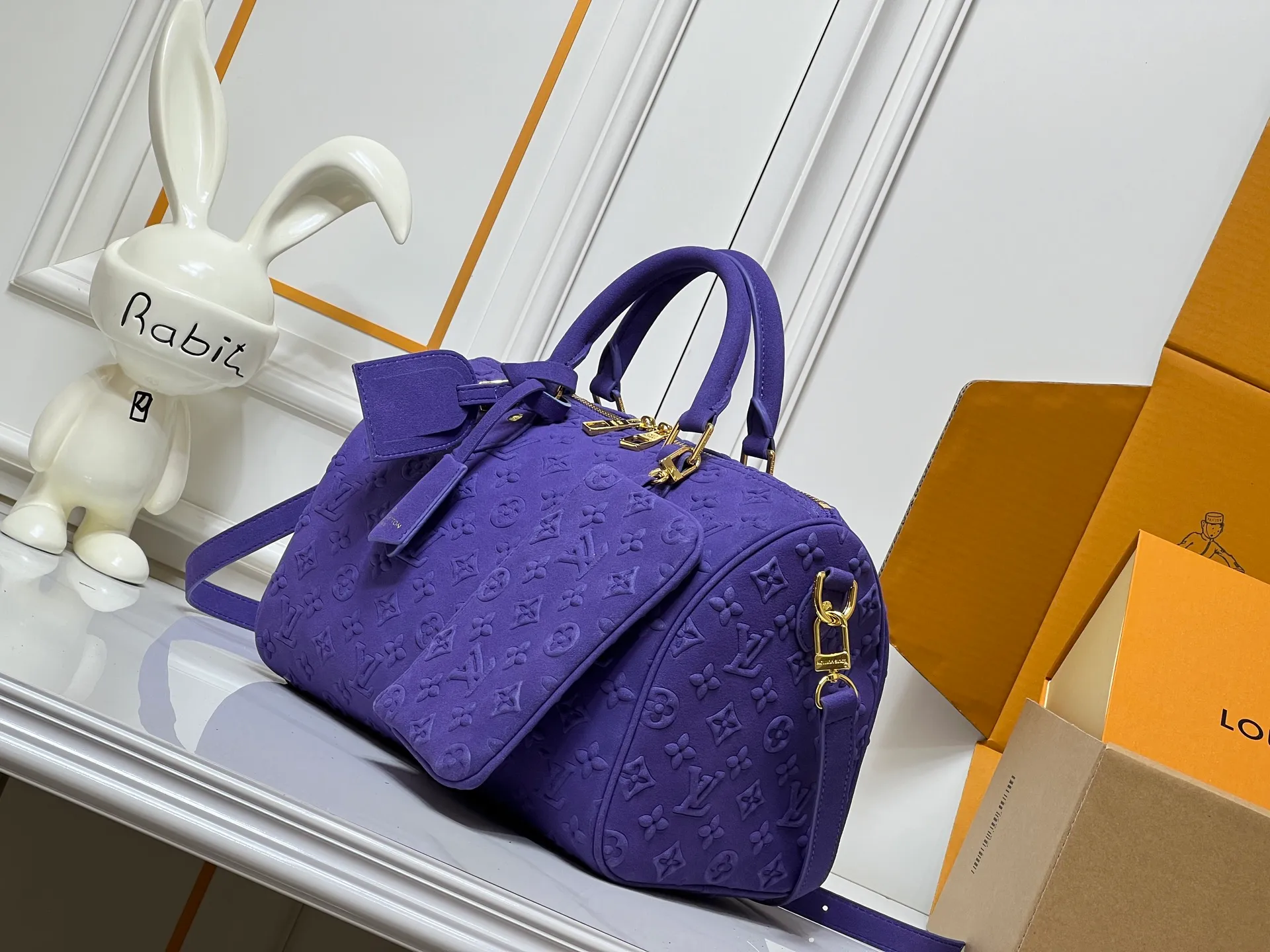 Batch 300💰M15225 M22853 M13344 Speedy Bandoulière 30 handbag Louis Vuitton's updated version of the classic Speedy series, crafted from gray embossed leather, fully engraved with the brand's iconic Monogram pattern, fully demonstrating the brand's heritage in texture. Equipped with golden metal accessories, it has a delicate handle and an adjustable shoulder strap, so it can be carried elegantly by hand or worn casually across the body. Built-in detachable coin purse blends practicality and design. From daily commuting to leisure travel, it combines classic bag shapes with modern materials to interpret the balance of French elegance and pragmatism. It is a fashionable item that highlights your individual taste. Dimensions: 30x18x17 cm