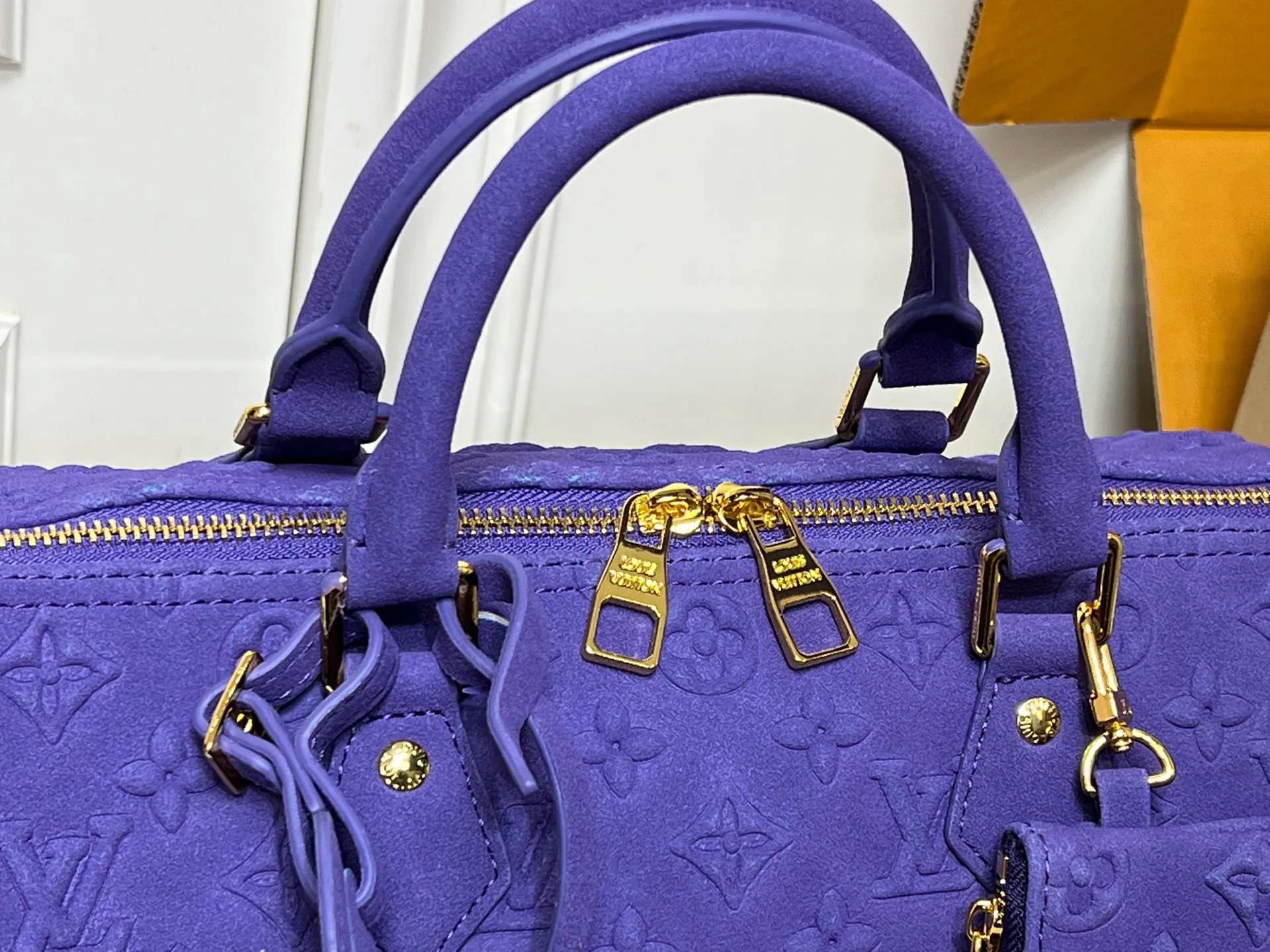 Batch 300💰M15225 M22853 M13344 Speedy Bandoulière 30 handbag Louis Vuitton's updated version of the classic Speedy series, crafted from gray embossed leather, fully engraved with the brand's iconic Monogram pattern, fully demonstrating the brand's heritage in texture. Equipped with golden metal accessories, it has a delicate handle and an adjustable shoulder strap, so it can be carried elegantly by hand or worn casually across the body. Built-in detachable coin purse blends practicality and design. From daily commuting to leisure travel, it combines classic bag shapes with modern materials to interpret the balance of French elegance and pragmatism. It is a fashionable item that highlights your individual taste. Dimensions: 30x18x17 cm