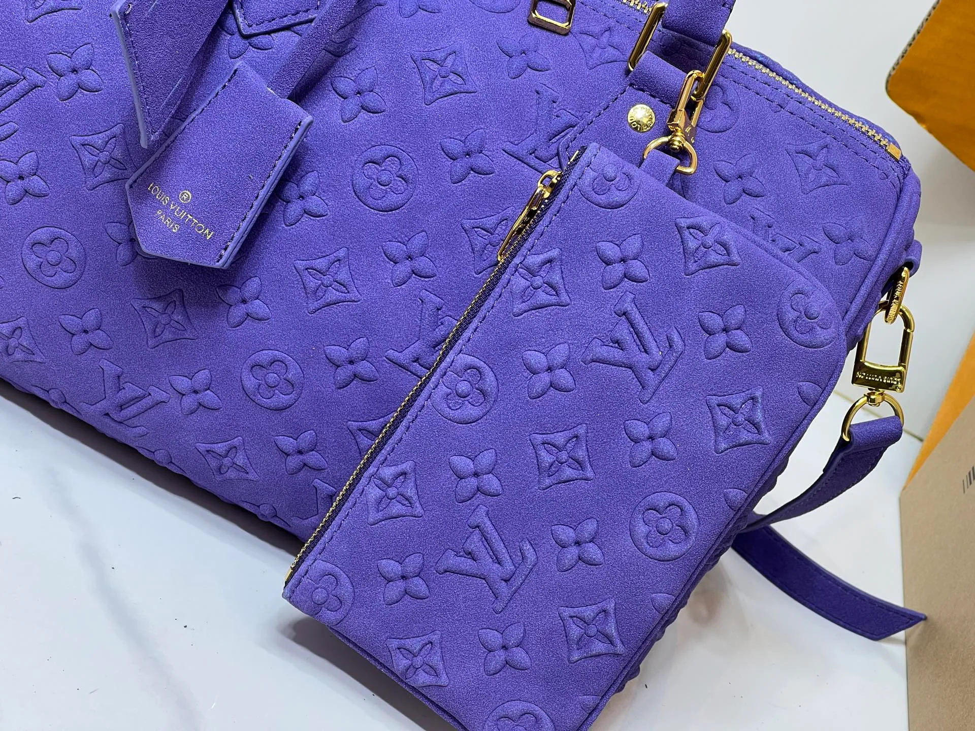 Batch 300💰M15225 M22853 M13344 Speedy Bandoulière 30 handbag Louis Vuitton's updated version of the classic Speedy series, crafted from gray embossed leather, fully engraved with the brand's iconic Monogram pattern, fully demonstrating the brand's heritage in texture. Equipped with golden metal accessories, it has a delicate handle and an adjustable shoulder strap, so it can be carried elegantly by hand or worn casually across the body. Built-in detachable coin purse blends practicality and design. From daily commuting to leisure travel, it combines classic bag shapes with modern materials to interpret the balance of French elegance and pragmatism. It is a fashionable item that highlights your individual taste. Dimensions: 30x18x17 cm