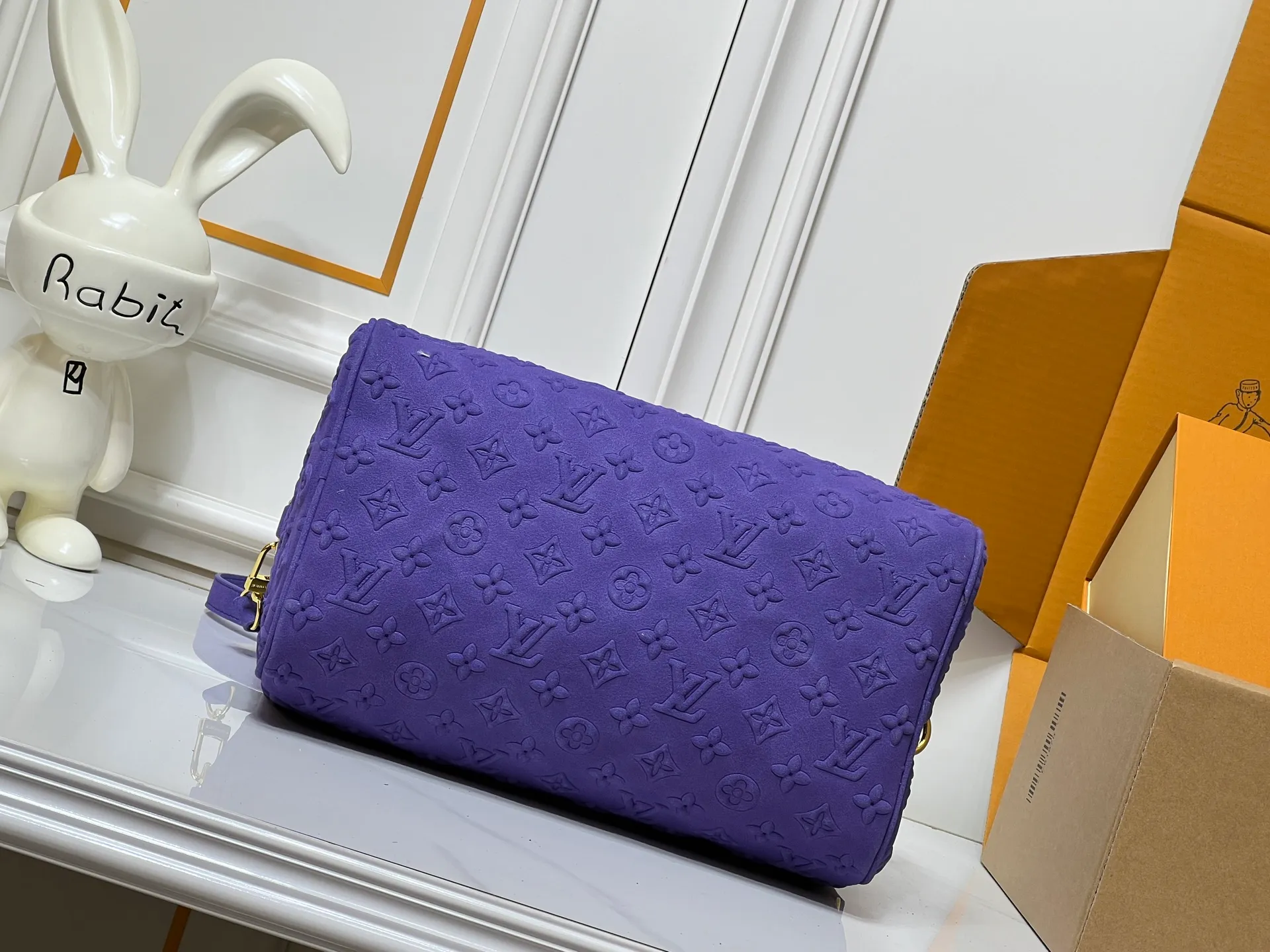 Batch 300💰M15225 M22853 M13344 Speedy Bandoulière 30 handbag Louis Vuitton's updated version of the classic Speedy series, crafted from gray embossed leather, fully engraved with the brand's iconic Monogram pattern, fully demonstrating the brand's heritage in texture. Equipped with golden metal accessories, it has a delicate handle and an adjustable shoulder strap, so it can be carried elegantly by hand or worn casually across the body. Built-in detachable coin purse blends practicality and design. From daily commuting to leisure travel, it combines classic bag shapes with modern materials to interpret the balance of French elegance and pragmatism. It is a fashionable item that highlights your individual taste. Dimensions: 30x18x17 cm