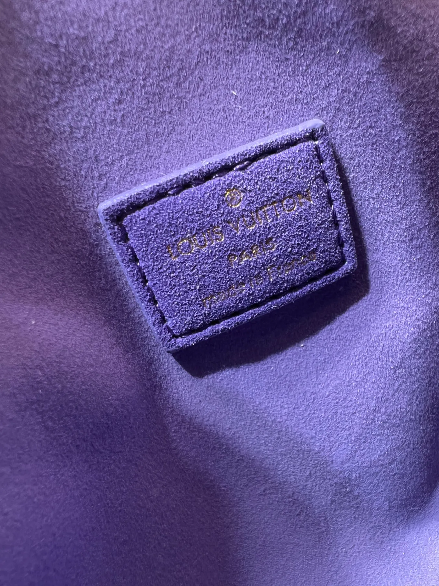 Batch 300💰M15225 M22853 M13344 Speedy Bandoulière 30 handbag Louis Vuitton's updated version of the classic Speedy series, crafted from gray embossed leather, fully engraved with the brand's iconic Monogram pattern, fully demonstrating the brand's heritage in texture. Equipped with golden metal accessories, it has a delicate handle and an adjustable shoulder strap, so it can be carried elegantly by hand or worn casually across the body. Built-in detachable coin purse blends practicality and design. From daily commuting to leisure travel, it combines classic bag shapes with modern materials to interpret the balance of French elegance and pragmatism. It is a fashionable item that highlights your individual taste. Dimensions: 30x18x17 cm