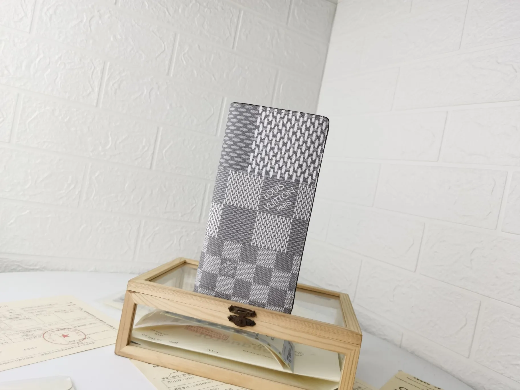 P130💰Top original version💎【Real shot with home background】Model: N60435 Wallet Louis Vuitton's classic Brazza wallet uses Damier Graphite Pixel canvas material to highlight the digital style. The traditional Damier Graphite checkerboard pattern is presented in a subversive pixel form in 2019. It combines various pockets, compartments and credit card slots into one stylish and convenient bag. 62665