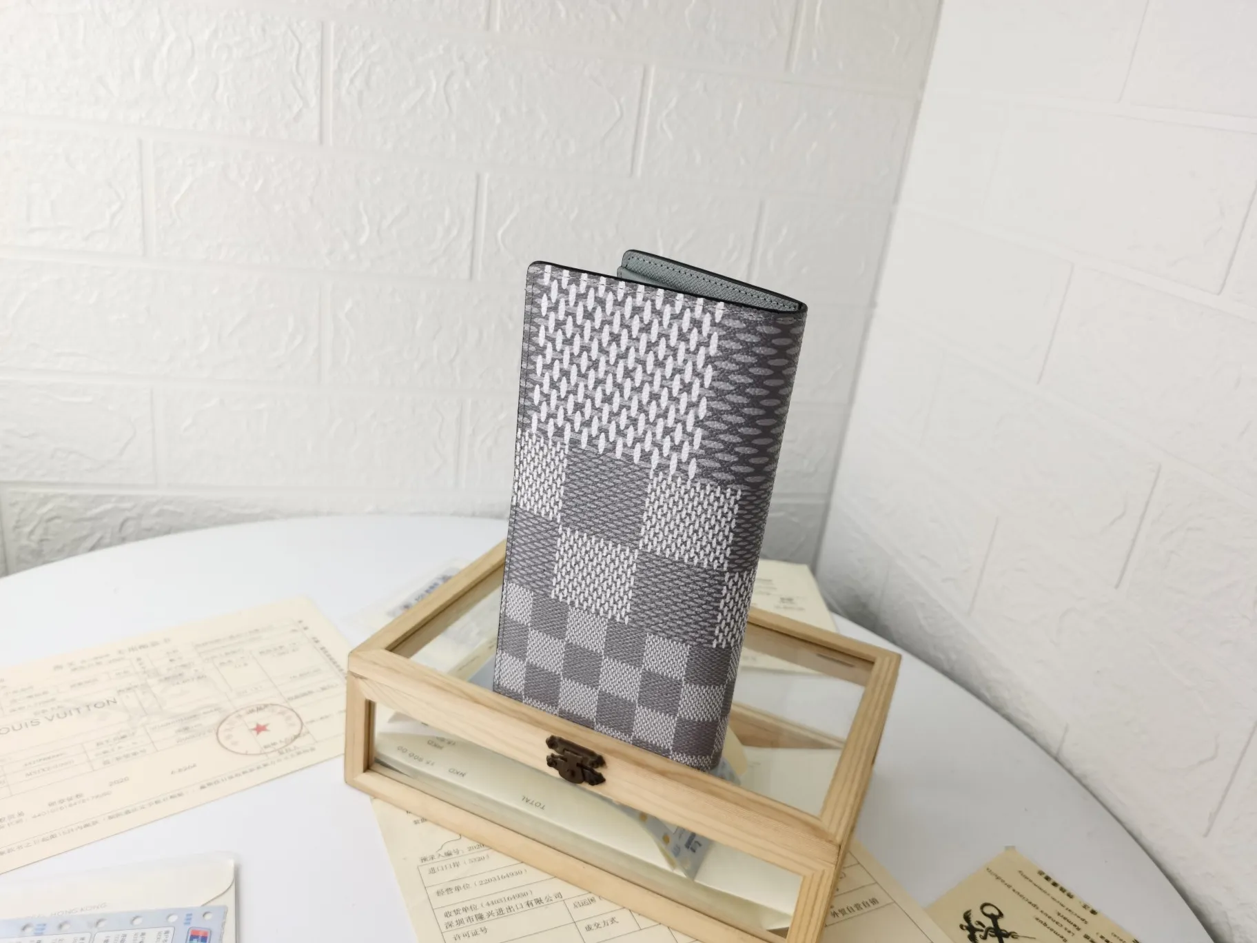 P130💰Top original version💎【Real shot with home background】Model: N60435 Wallet Louis Vuitton's classic Brazza wallet uses Damier Graphite Pixel canvas material to highlight the digital style. The traditional Damier Graphite checkerboard pattern is presented in a subversive pixel form in 2019. It combines various pockets, compartments and credit card slots into one stylish and convenient bag. 62665