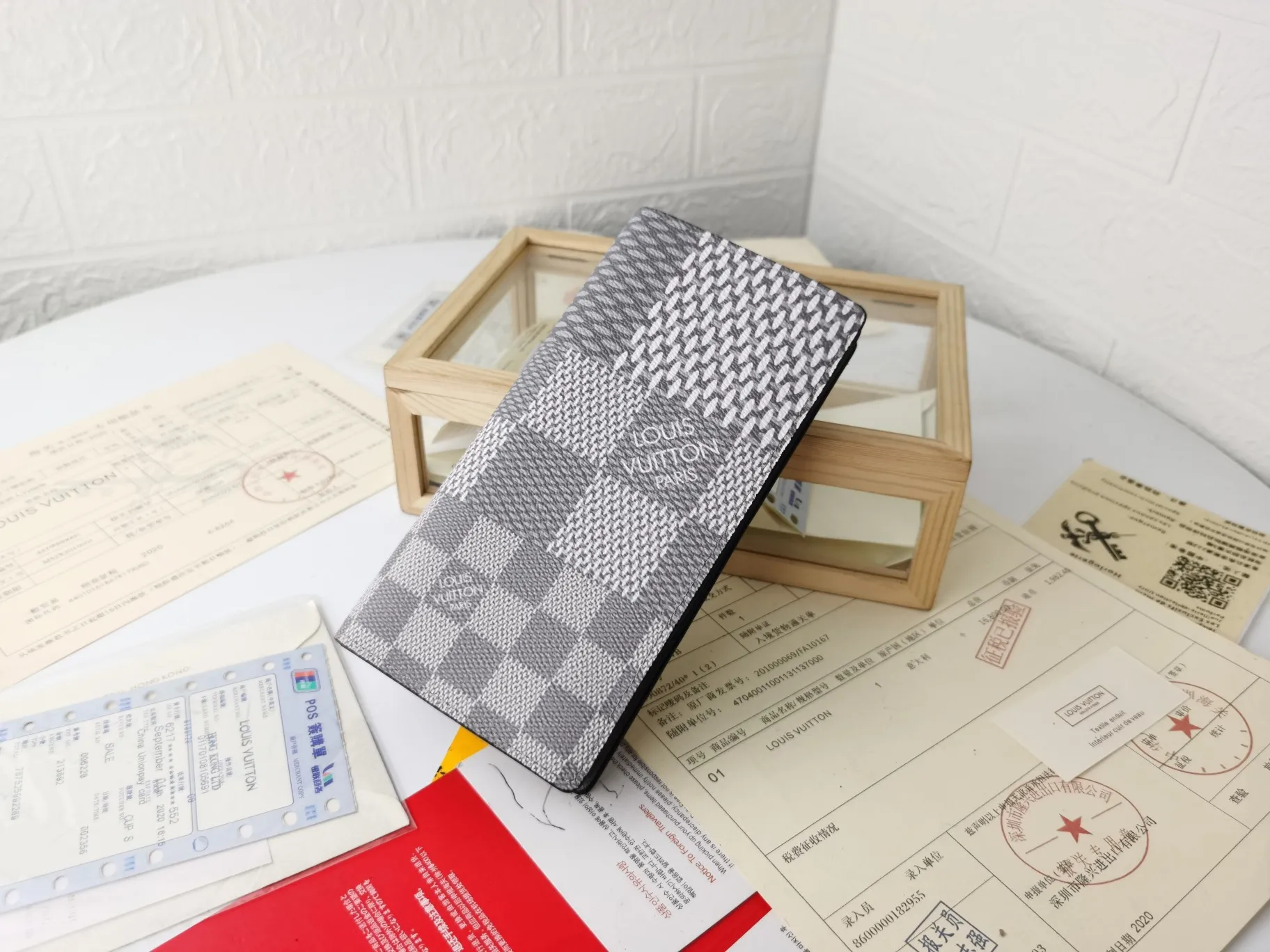 P130💰Top original version💎【Real shot with home background】Model: N60435 Wallet Louis Vuitton's classic Brazza wallet uses Damier Graphite Pixel canvas material to highlight the digital style. The traditional Damier Graphite checkerboard pattern is presented in a subversive pixel form in 2019. It combines various pockets, compartments and credit card slots into one stylish and convenient bag. 62665