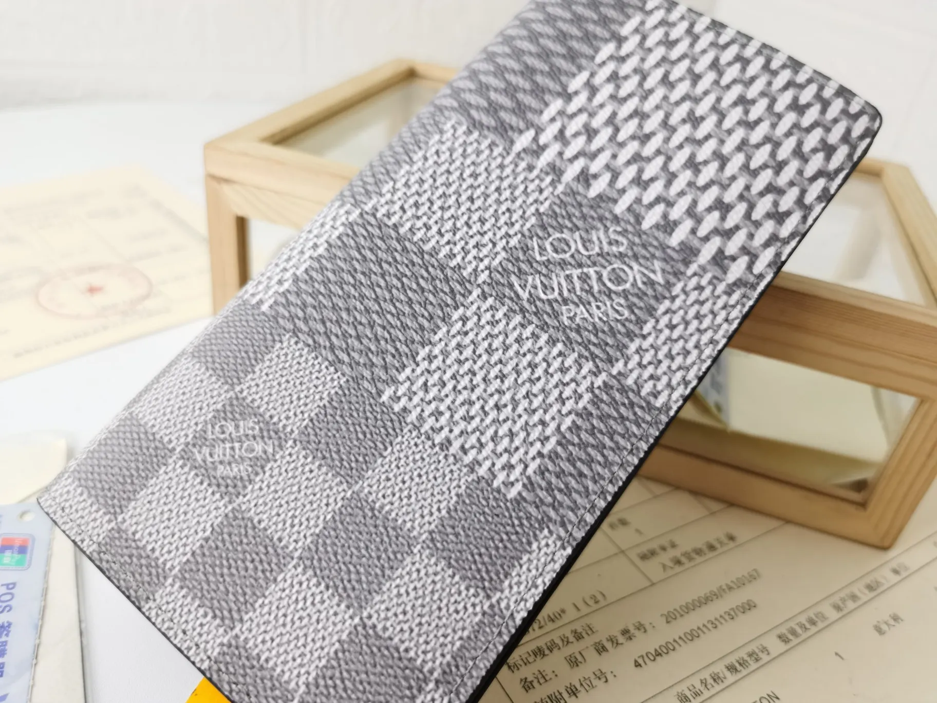 P130💰Top original version💎【Real shot with home background】Model: N60435 Wallet Louis Vuitton's classic Brazza wallet uses Damier Graphite Pixel canvas material to highlight the digital style. The traditional Damier Graphite checkerboard pattern is presented in a subversive pixel form in 2019. It combines various pockets, compartments and credit card slots into one stylish and convenient bag. 62665