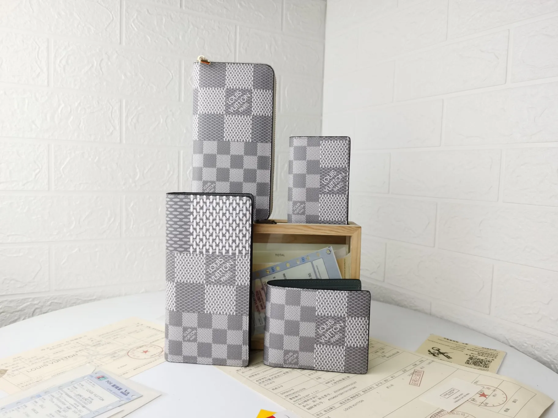 P130💰Top original version💎【Real shot with home background】Model: N60435 Wallet Louis Vuitton's classic Brazza wallet uses Damier Graphite Pixel canvas material to highlight the digital style. The traditional Damier Graphite checkerboard pattern is presented in a subversive pixel form in 2019. It combines various pockets, compartments and credit card slots into one stylish and convenient bag. 62665