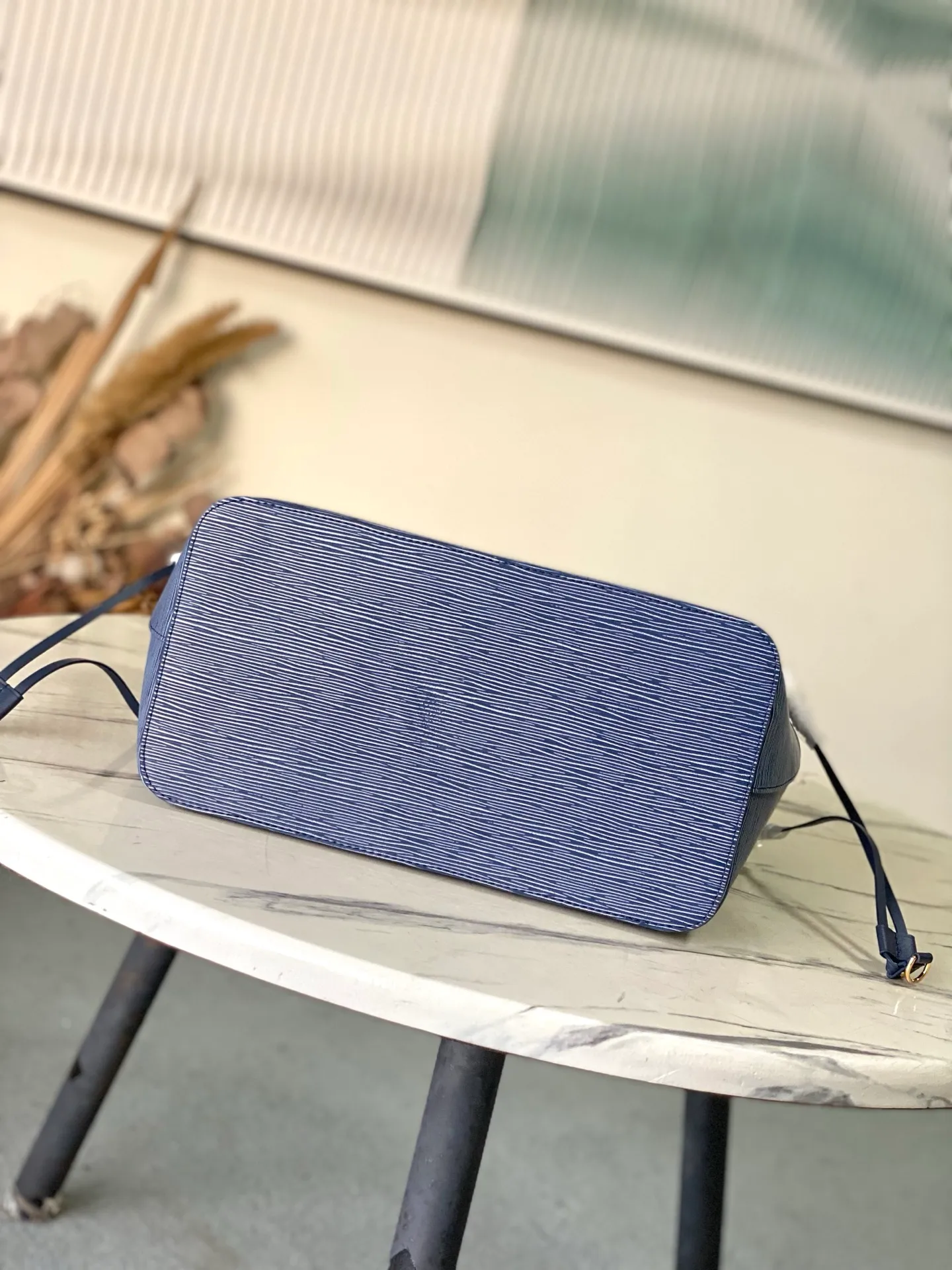 💰1340 (top layer leather) top original order M14856 (11930 blue and white) This Neverfull MM bag enhances the denim blue finish, which is both modern and timeless. This model is made of signature Spike leather with gold-tone metallic finish and has an interior lined with Monogram denim and a removable zipped Monogram pouch. Laces on the sides tighten the silhouette of the piece, which can be worn over the shoulder or by hand. Dimensions: 31x28x14 cm