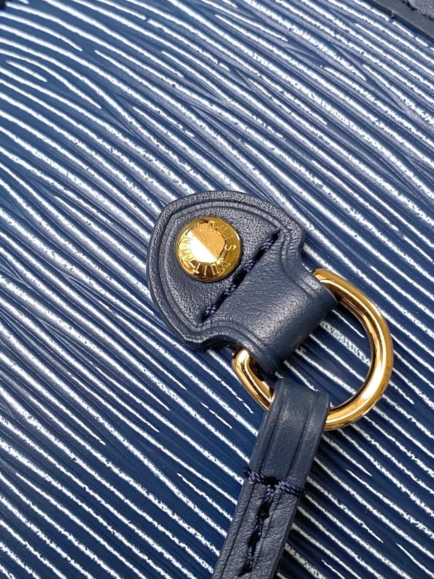 💰1340 (top layer leather) top original order M14856 (11930 blue and white) This Neverfull MM bag enhances the denim blue finish, which is both modern and timeless. This model is made of signature Spike leather with gold-tone metallic finish and has an interior lined with Monogram denim and a removable zipped Monogram pouch. Laces on the sides tighten the silhouette of the piece, which can be worn over the shoulder or by hand. Dimensions: 31x28x14 cm