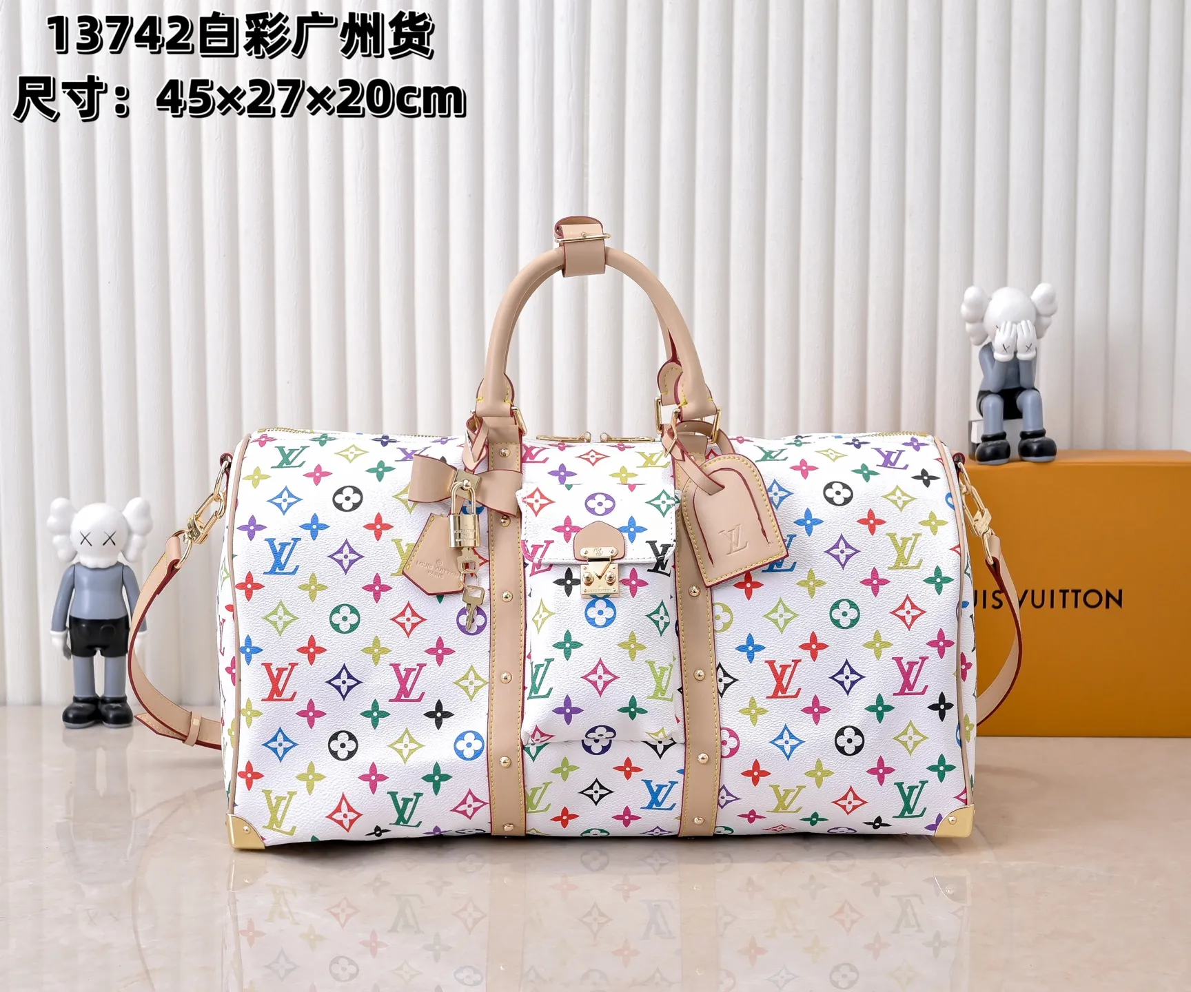 Batch 💰540✨Guangzhou goods M13742 white color black color travel bag new season LV x TM KEEPALL BANDOULIÈRE 45 travel bag This Keepall Bandoulière 45 Jh travel bag is from the Louis Vuitton The S-lock buckle and glossy metal corners on the front pocket establish a classic foundation, while the rivet ribbon and bow-shaped key bag highlight the new season trend. 27 x 20 x 45 cm.
