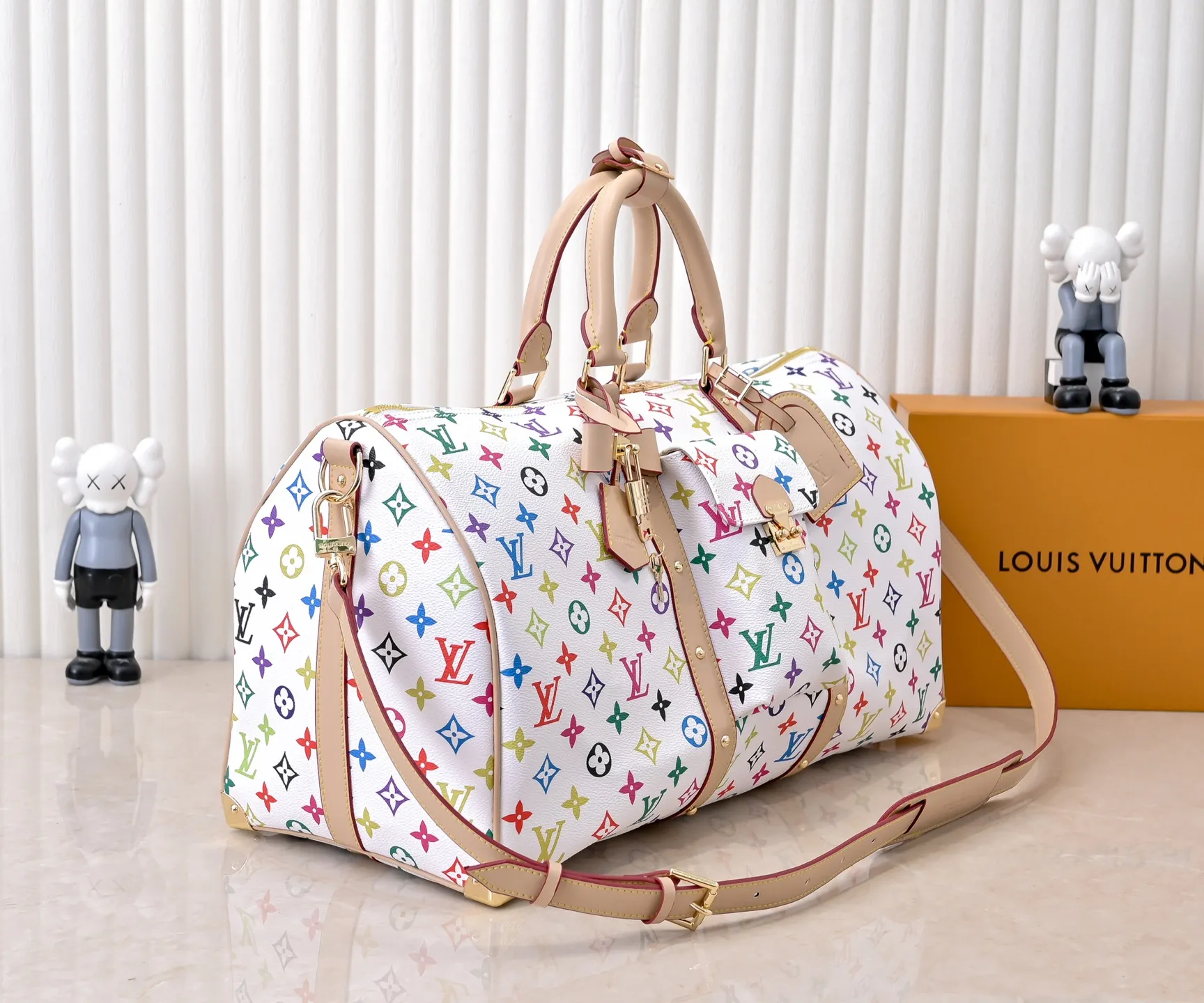 Batch 💰540✨Guangzhou goods M13742 white color black color travel bag new season LV x TM KEEPALL BANDOULIÈRE 45 travel bag This Keepall Bandoulière 45 Jh travel bag is from the Louis Vuitton The S-lock buckle and glossy metal corners on the front pocket establish a classic foundation, while the rivet ribbon and bow-shaped key bag highlight the new season trend. 27 x 20 x 45 cm.