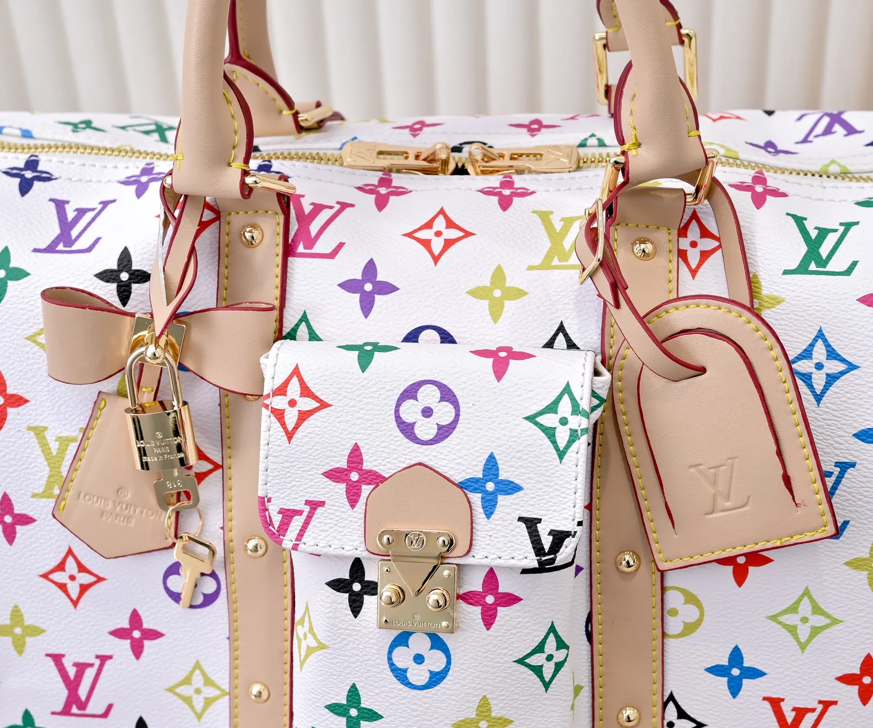 Batch 💰540✨Guangzhou goods M13742 white color black color travel bag new season LV x TM KEEPALL BANDOULIÈRE 45 travel bag This Keepall Bandoulière 45 Jh travel bag is from the Louis Vuitton The S-lock buckle and glossy metal corners on the front pocket establish a classic foundation, while the rivet ribbon and bow-shaped key bag highlight the new season trend. 27 x 20 x 45 cm.