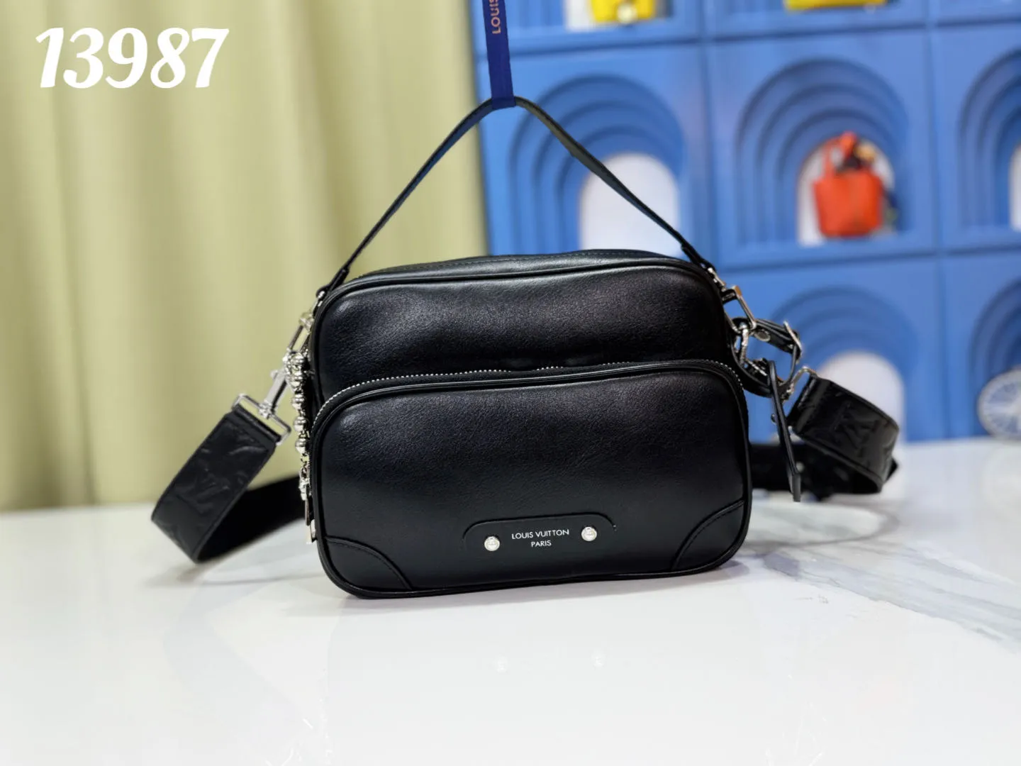 P280 upgraded original M13987 Pharrell Williams showed his keen insight into market needs. He reinterpreted the most popular old-fashioned bags in the medieval market and gave them new life with cowhide materials. This design not only retains the classic charm, but also adds a modern touch, making these bags a fashion item suitable for both men and women👜. Dimensions 22x16.5x8
