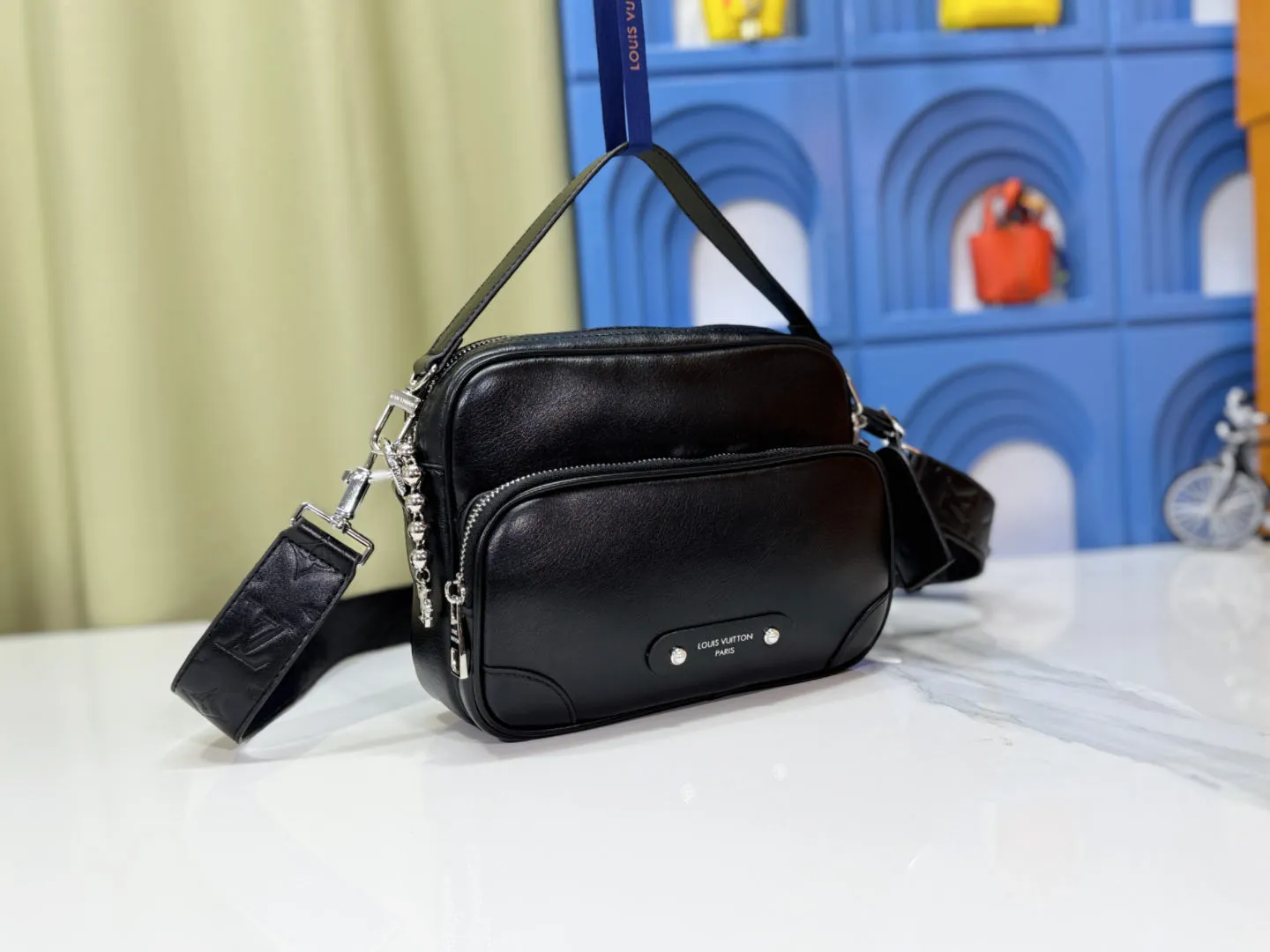 P280 upgraded original M13987 Pharrell Williams showed his keen insight into market needs. He reinterpreted the most popular old-fashioned bags in the medieval market and gave them new life with cowhide materials. This design not only retains the classic charm, but also adds a modern touch, making these bags a fashion item suitable for both men and women👜. Dimensions 22x16.5x8