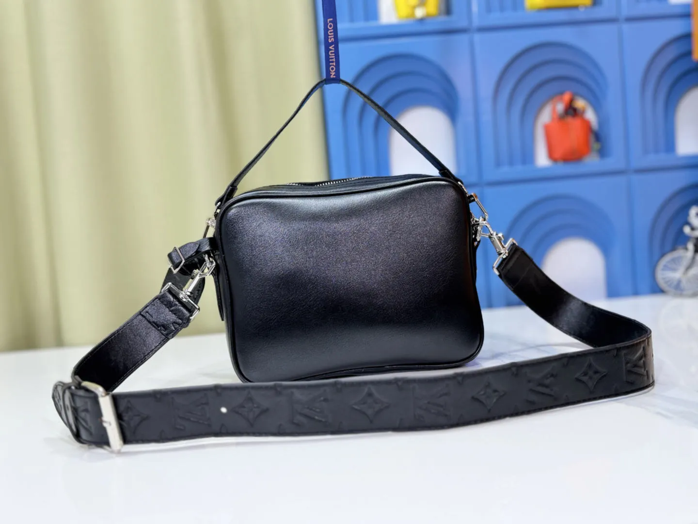 P280 upgraded original M13987 Pharrell Williams showed his keen insight into market needs. He reinterpreted the most popular old-fashioned bags in the medieval market and gave them new life with cowhide materials. This design not only retains the classic charm, but also adds a modern touch, making these bags a fashion item suitable for both men and women👜. Dimensions 22x16.5x8