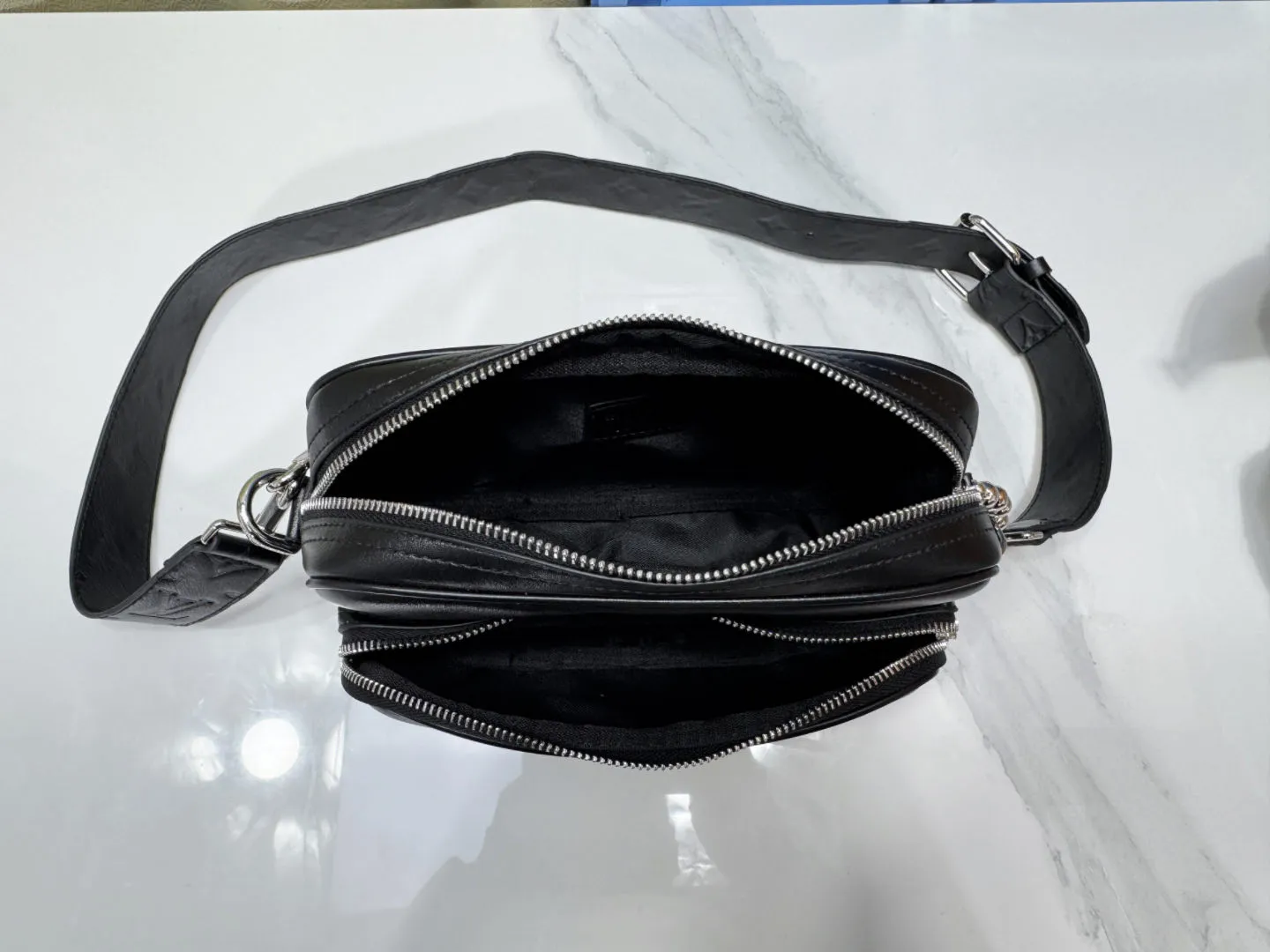 P280 upgraded original M13987 Pharrell Williams showed his keen insight into market needs. He reinterpreted the most popular old-fashioned bags in the medieval market and gave them new life with cowhide materials. This design not only retains the classic charm, but also adds a modern touch, making these bags a fashion item suitable for both men and women👜. Dimensions 22x16.5x8