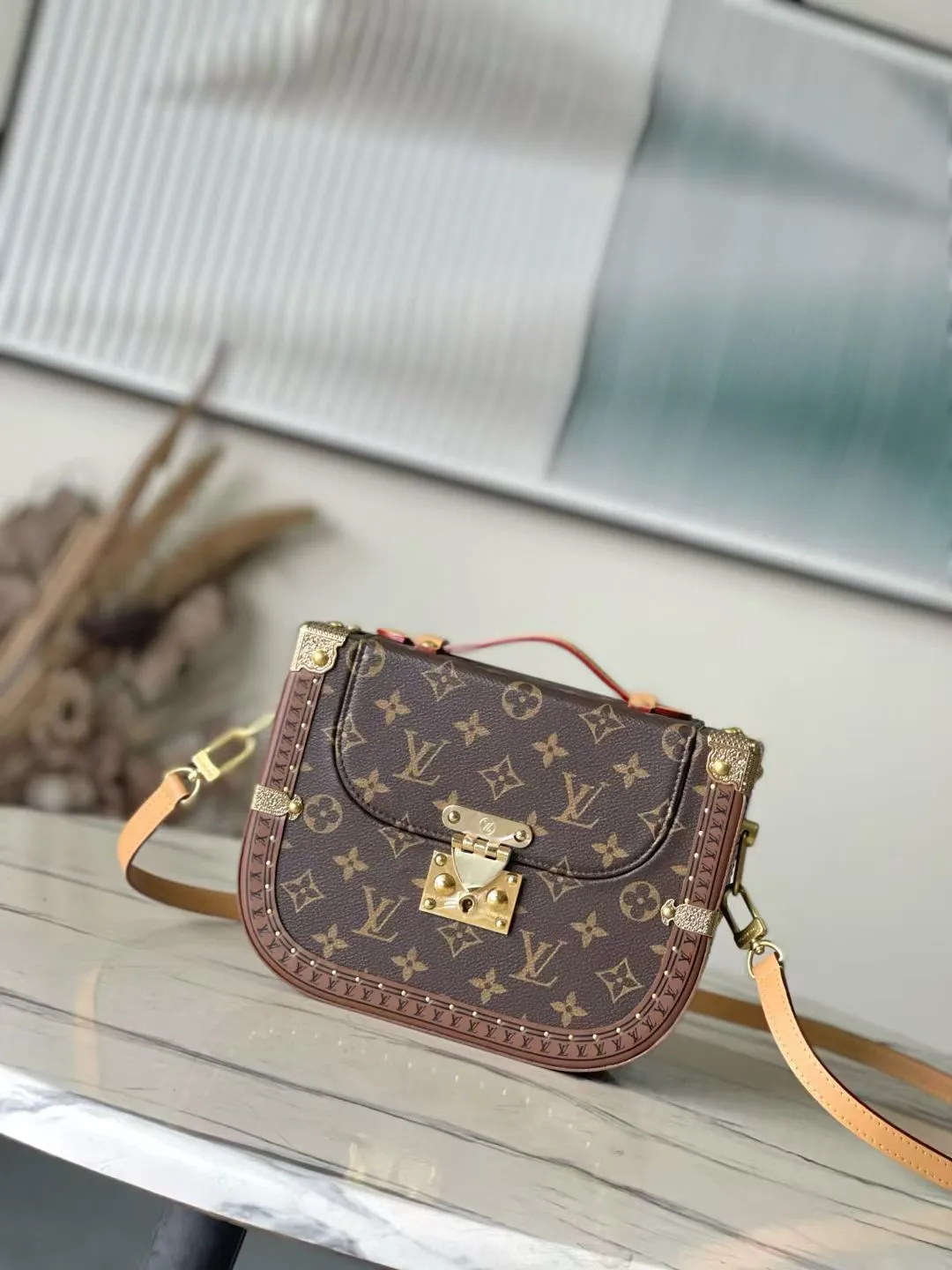 💰2600 (steel hardware) top original order M15166 This Montsouris Trunk handbag is made of Monogram canvas, with a rounded and close-fitting structure to show its elegant style. The flap design, roomy main compartment and top handle are inspired by men's messenger bags, and the detachable shoulder strap allows for flexible carry. Dimensions: 17 × 7 × 22 cm