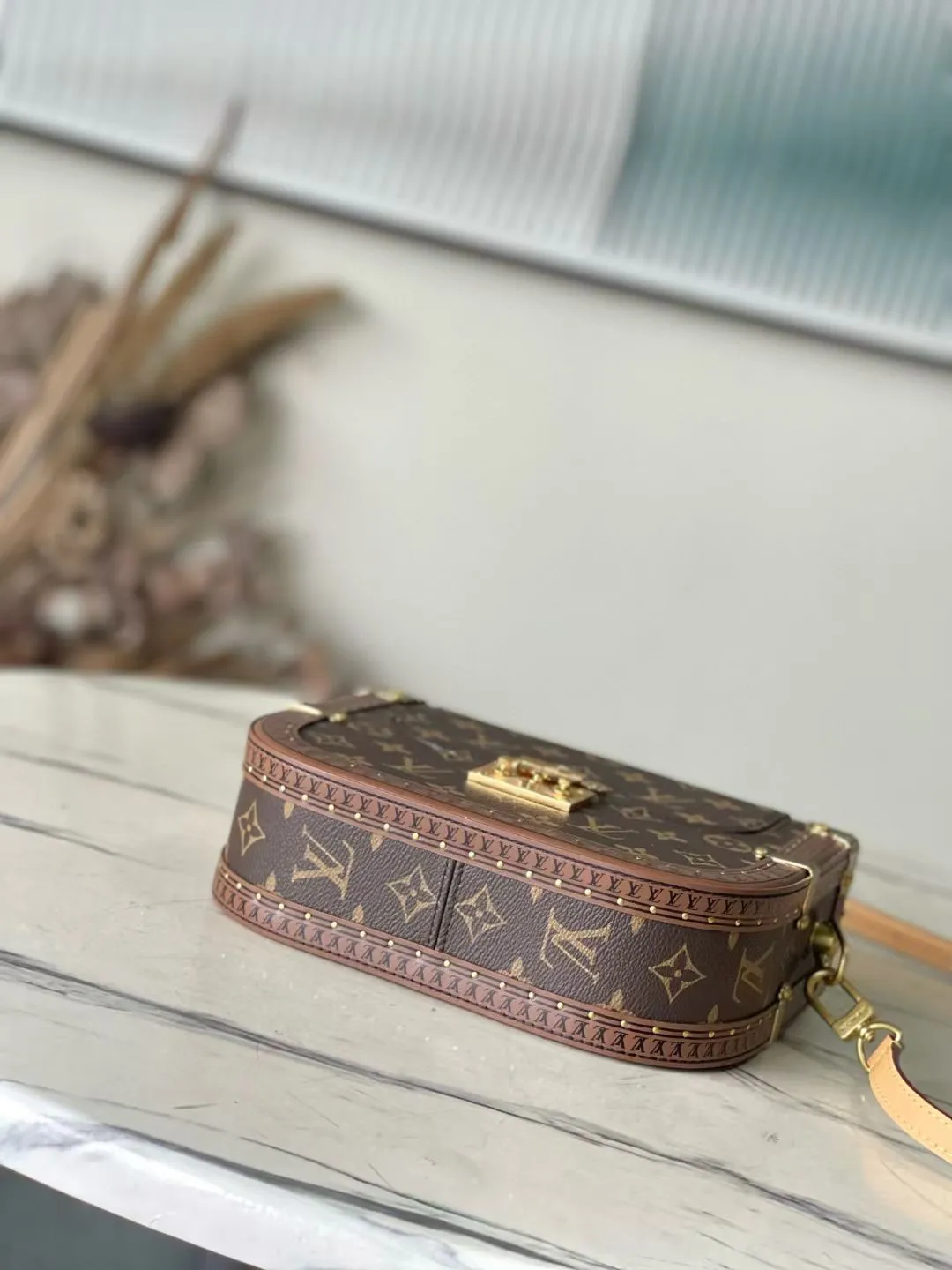 💰2600 (steel hardware) top original order M15166 This Montsouris Trunk handbag is made of Monogram canvas, with a rounded and close-fitting structure to show its elegant style. The flap design, roomy main compartment and top handle are inspired by men's messenger bags, and the detachable shoulder strap allows for flexible carry. Dimensions: 17 × 7 × 22 cm