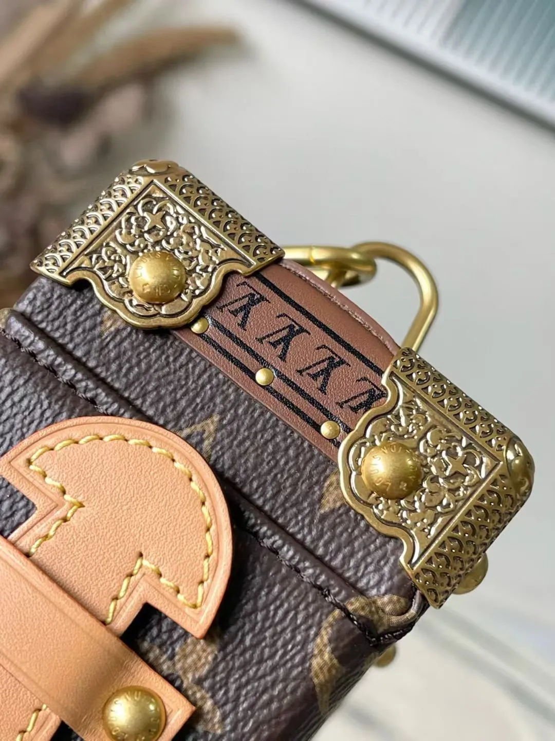 💰2600 (steel hardware) top original order M15166 This Montsouris Trunk handbag is made of Monogram canvas, with a rounded and close-fitting structure to show its elegant style. The flap design, roomy main compartment and top handle are inspired by men's messenger bags, and the detachable shoulder strap allows for flexible carry. Dimensions: 17 × 7 × 22 cm