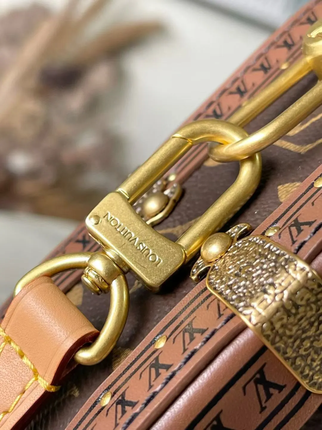 💰2600 (steel hardware) top original order M15166 This Montsouris Trunk handbag is made of Monogram canvas, with a rounded and close-fitting structure to show its elegant style. The flap design, roomy main compartment and top handle are inspired by men's messenger bags, and the detachable shoulder strap allows for flexible carry. Dimensions: 17 × 7 × 22 cm