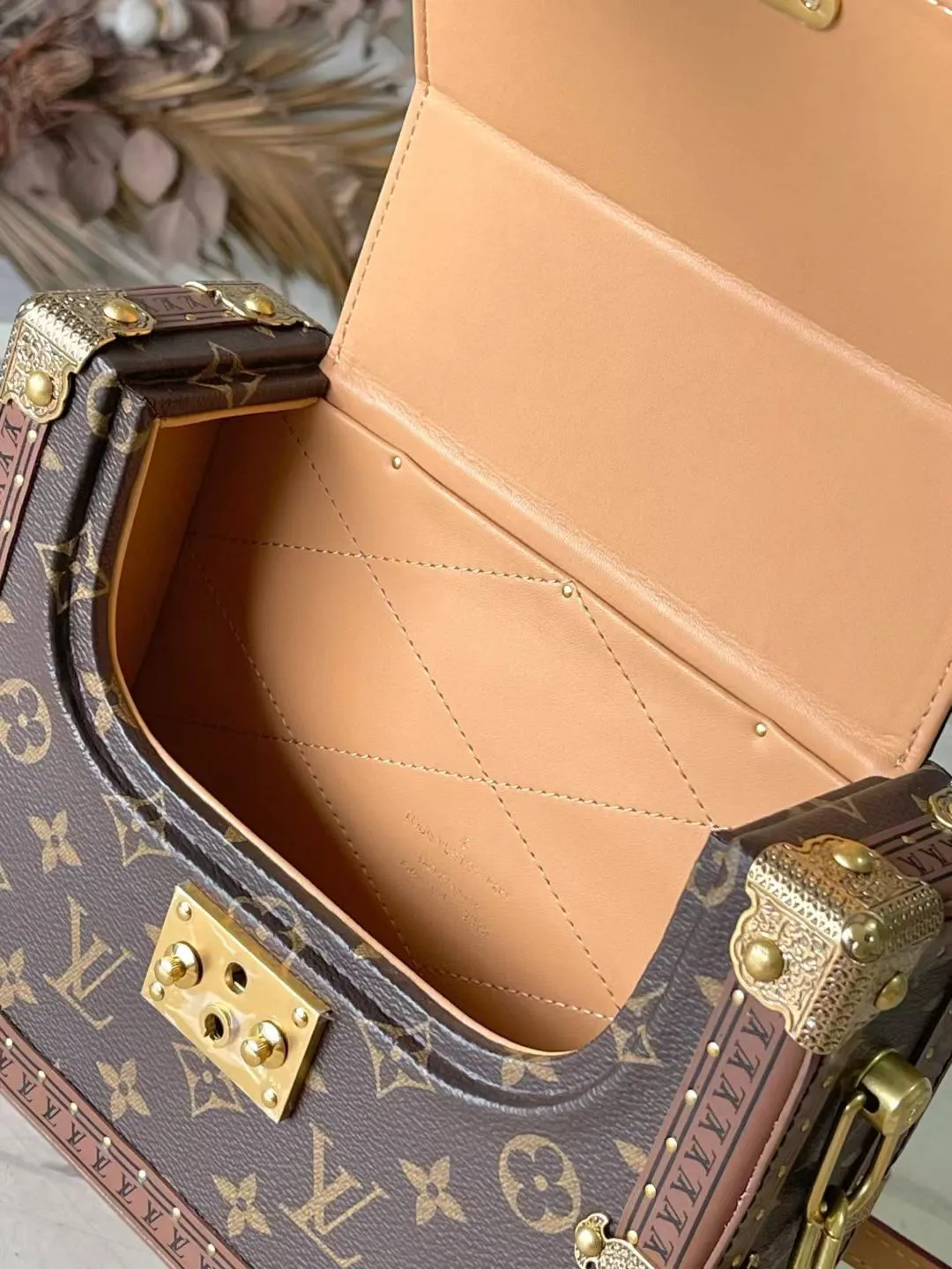 💰2600 (steel hardware) top original order M15166 This Montsouris Trunk handbag is made of Monogram canvas, with a rounded and close-fitting structure to show its elegant style. The flap design, roomy main compartment and top handle are inspired by men's messenger bags, and the detachable shoulder strap allows for flexible carry. Dimensions: 17 × 7 × 22 cm