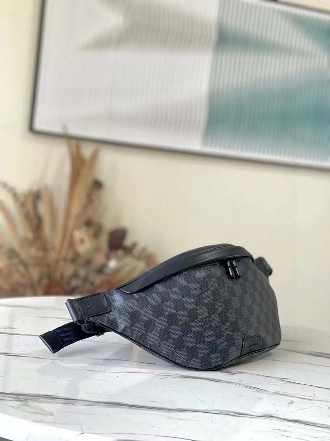 💰740 Top Original N40187 Black Check DISCOVERY Waist Bag This Discovery Waist Bag is made of soft Monogram Shadow embossed calfskin, with a charming retro flavor that interprets casual fashion style. The style is versatile and functional, with front and rear zippered pockets for easy access to your phone, keys and cards, while the adjustable strap makes it easy to wear around the waist, shoulder or cross-body. 47.0 x 20.0 x 9.0 cm 56%