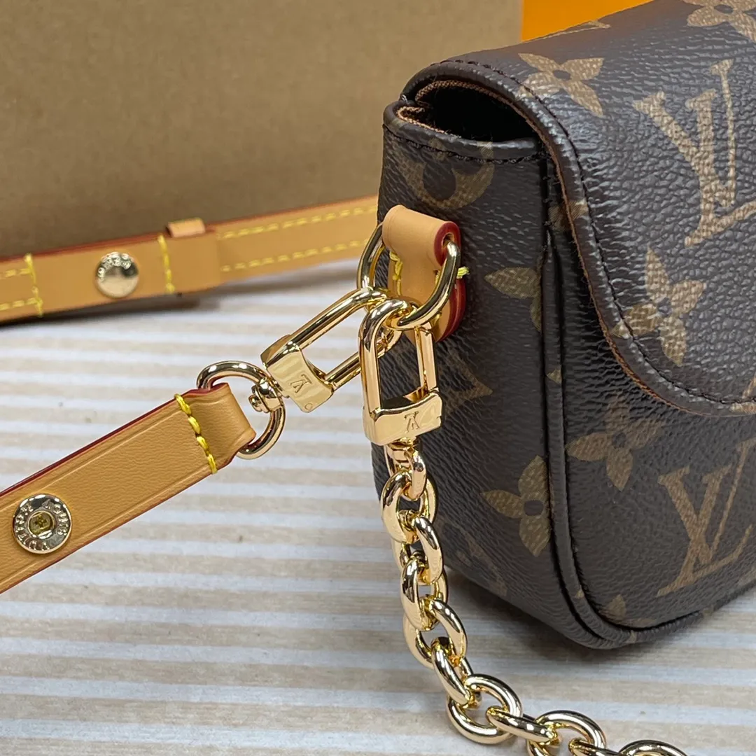 [Upgraded version] P540🐶Upgraded version. High quality. Semi-steel hardware❣️M81911🐶 Comes with complete packaging. Wallet On Chain Ivy handbag is made of Monogram canvas, inspired by the Sac Recoleta handbag of the 2000s. The card compartment and zippered inner pocket can accommodate daily needs, and the chain and adjustable leather shoulder strap are detachable, allowing for long and short shoulder and cross-body wear options. Dimensions: 23.5 x 12 x 4.3 cm